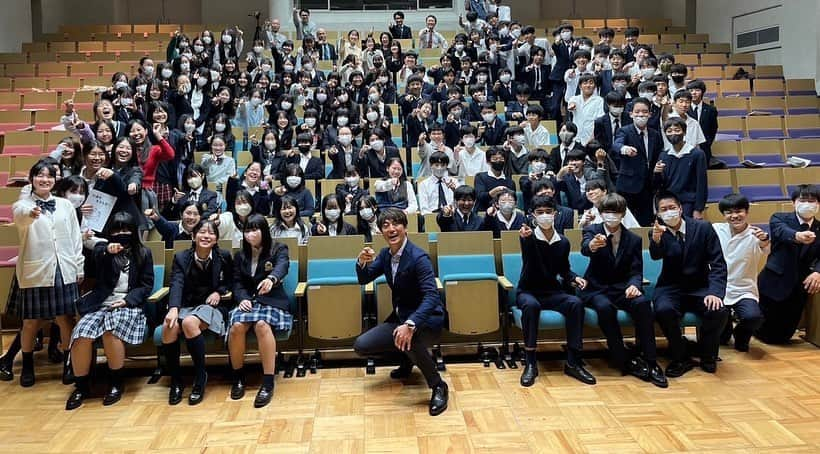 梅澤廉さんのインスタグラム写真 - (梅澤廉Instagram)「〜玉川学園・夢フォーラム／14歳の今、将来について考える〜  2年連続、オープニングで「夢」についてお話をさせていただきました。 16年前は1人の生徒として聞いていましたが、まさか自分が話すことになるとは、当時全く想像できなかったことです。笑  僕にもまだ沢山の夢があります。 僭越ながら、1人でも多くの中学生に、少しでも多くの夢を持ってもらえたら、そして夢を叶える途中にまたどこかで会えたら、卒業生としてこんなに嬉しいことはありません😊  最後は皆でズームイン☝️ ポーズをしてくれた皆は、これから土曜日の朝必ずズムサタを見てくれると信じています！笑  #玉川学園 #夢フォーラム #ズームイン #9年生は三笠組」10月31日 17時40分 - umezawa_ren4