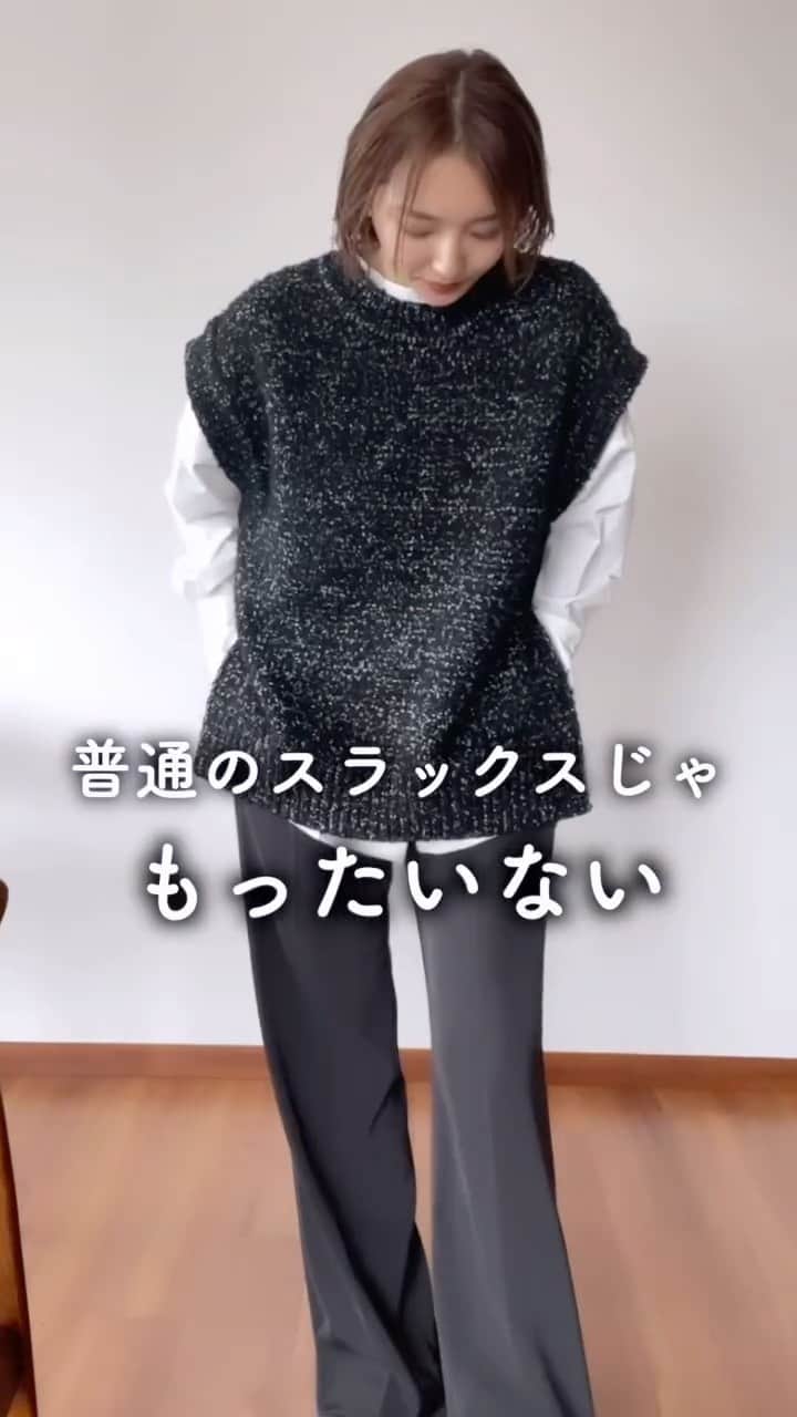 かんだまのインスタグラム：「秋冬のモノトーンコーデは、素材で遊びつつ、小物で上品に仕上げるのが好き☺︎  この季節だからこそ肉厚だけど凹凸あって表情の出るコーデュロイパンツが楽しい。 コーデュロイはカジュアルダウンした着こなしになりがちだけど、ヒールや小さめバッグやアクセサリー、白系の柔らかいカラーを投入すれば、女性らしさもプラスできる🙆‍♀️  knit @clane_official  shirts @marw_unitedarrows_official  bottom @uniqlo_jp sneaker @newbalance  bag(black) @style_mixer  boots @maisonmargiela  bag(white) @therow   #秋コーデ #モノトーンコーデ #着回し #clane #uniqlo #marwunitedarrows #stylemixer #maisonmargiela #therow #大人カジュアル #着回し #コーデュロイパンツ」