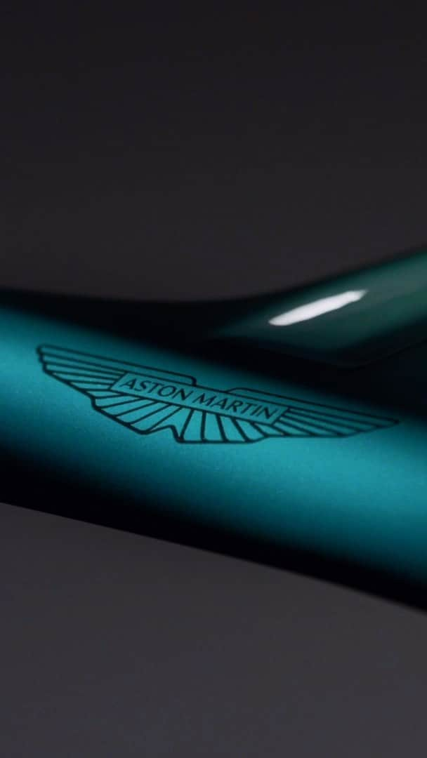 アストンマーチンのインスタグラム：「Aston Martin and J.Laverack unite to create a road bike without equal.  The J.Laverack Aston Martin .1R is the world’s most bespoke, most advanced and most meticulously engineered road bike.  #AstonMartin #ABikeWithoutEqual」