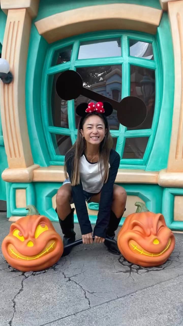 草柳ゆうきのインスタグラム：「🎃Happy Halloween🎃  皆さんは仮装とかしてますか？？  子供が小さい頃は息子をオラフにしたり娘を白雪姫にしたり、自分もシンデレラになったりw 色々してたな😆  もうミミ🎀付けるくらいで精一杯😂 今年はディズニーで私なりに仮装？してきましたw  今年はどんな仮装が流行ってるんだろ🤔  #happyhalloween#ハロウィン#ハロウィン2023#ディズニーハロウィン#halloween#ディズニー#ディズニーランド」