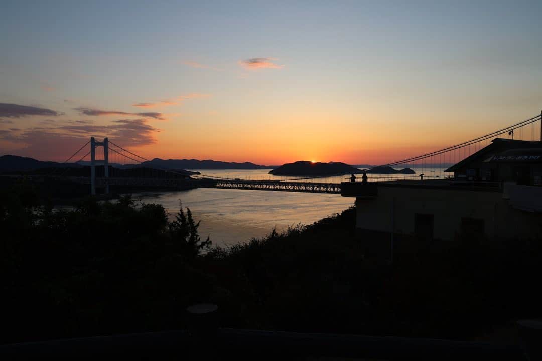 倉敷市さんのインスタグラム写真 - (倉敷市Instagram)「2023年10月31日、鷲羽山第二展望台からの夕陽 ちょうど六口島の向こうに沈んでいくところでした。  そんな瀬戸内海に美しく沈んでいく夕陽を鑑賞しながらコンサートを楽しむ、”夕景と音楽のコラボレーション”を体感してもらうイベント「サンセットフェスタ in こじま」が11月4日・5日に開催されます。  ぜひ、お越しください。  日時　令和5年11月4日(土)・5日(日） 　　　15時30分～18時30分 場所　鷲羽山第二展望台 http://www.kojima-cci.or.jp/event/sunset.html  #夕暮れ #倉敷市 #倉敷 #kurashiki #クラシキ文華 #kurashikibunka #kurabunka #japan #japantrip #travel #trip#retrip_news #旅 #旅行 #児島 #kojima #瀬戸大橋 #鷲羽山 #鷲羽山展望台 #sunset #夕日 #瀬戸内海 #setouchi #瀬戸大橋 #夕焼け #instgramjapan #visitjapanjp」10月31日 17時43分 - kurashiki_city