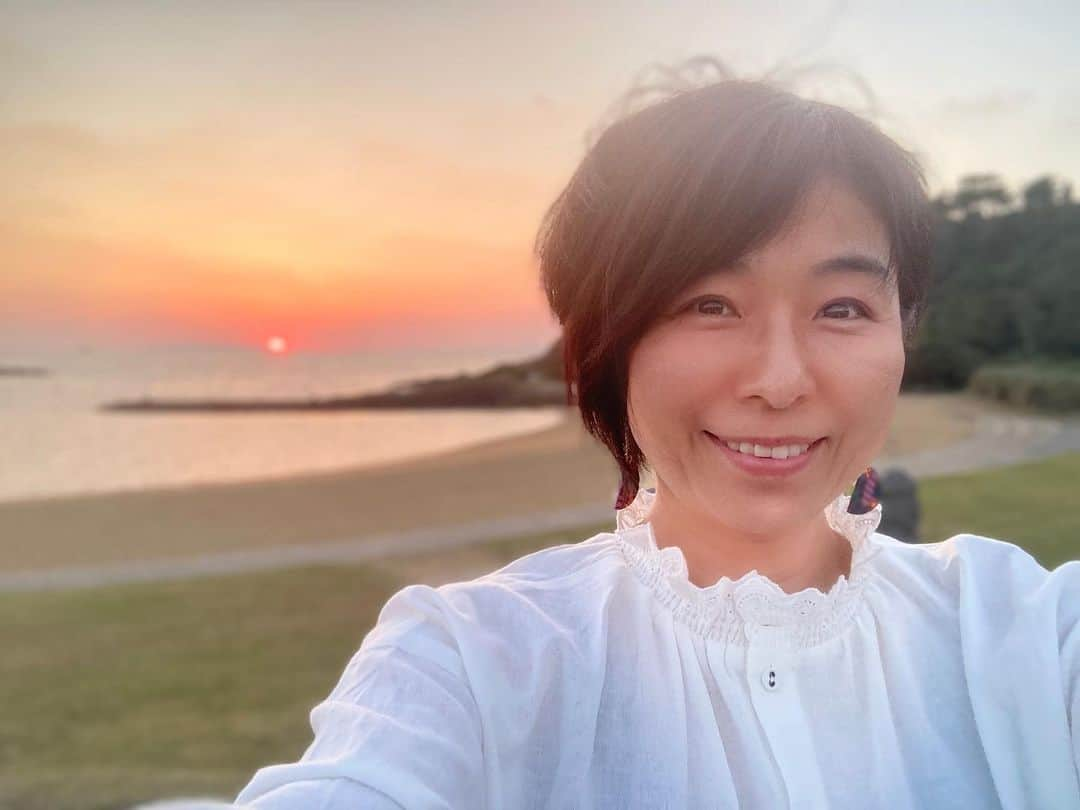 真璃子さんのインスタグラム写真 - (真璃子Instagram)「おつかれちゃんです😊  綺麗な夕陽がみれました♡  #真璃子  #アイドルナイト   …………………………………………………………  2023.11.19(日)  「真璃子aGO!GO!アイドルナイト」vol.3 〜あなたのアイドル！チェック・ポイントは？〜  今回のときめきを運んでくれる  ゲストには、藤井一子さんをお迎えします(^^)  アイドルナイト3チケット発売中！  早めにチェックね！(^^)  パスマーケット販売、詳細は、こちらから↓  https://passmarket.yahoo.co.jp/event/show/detail/02hbjgcch3v21.html#detail  #藤井一子」10月31日 17時44分 - marico2666