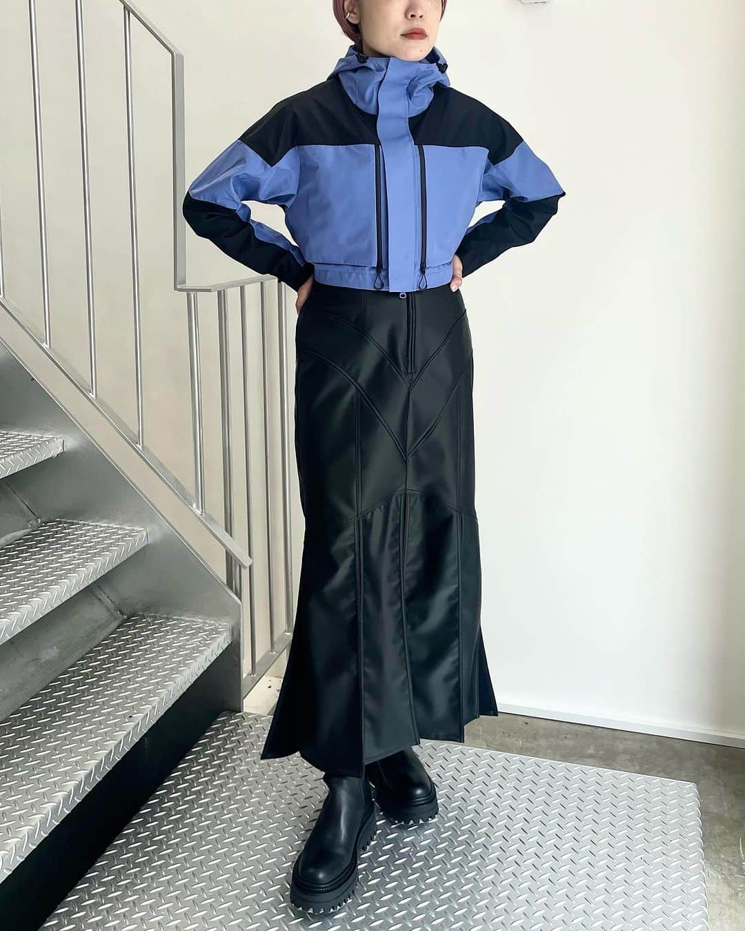 MIDWEST TOKYO WOMENのインスタグラム：「. 【outer】 windstopper citified utility jacket crop @marmot_capital lightblue,black / size xs,s  【skirt】 faux-lether slit skirt @fetico_official black,beige / size 1,2,3  【shoes】 side gore boots black / size 35-39  staff 160cm @midwest_tw」