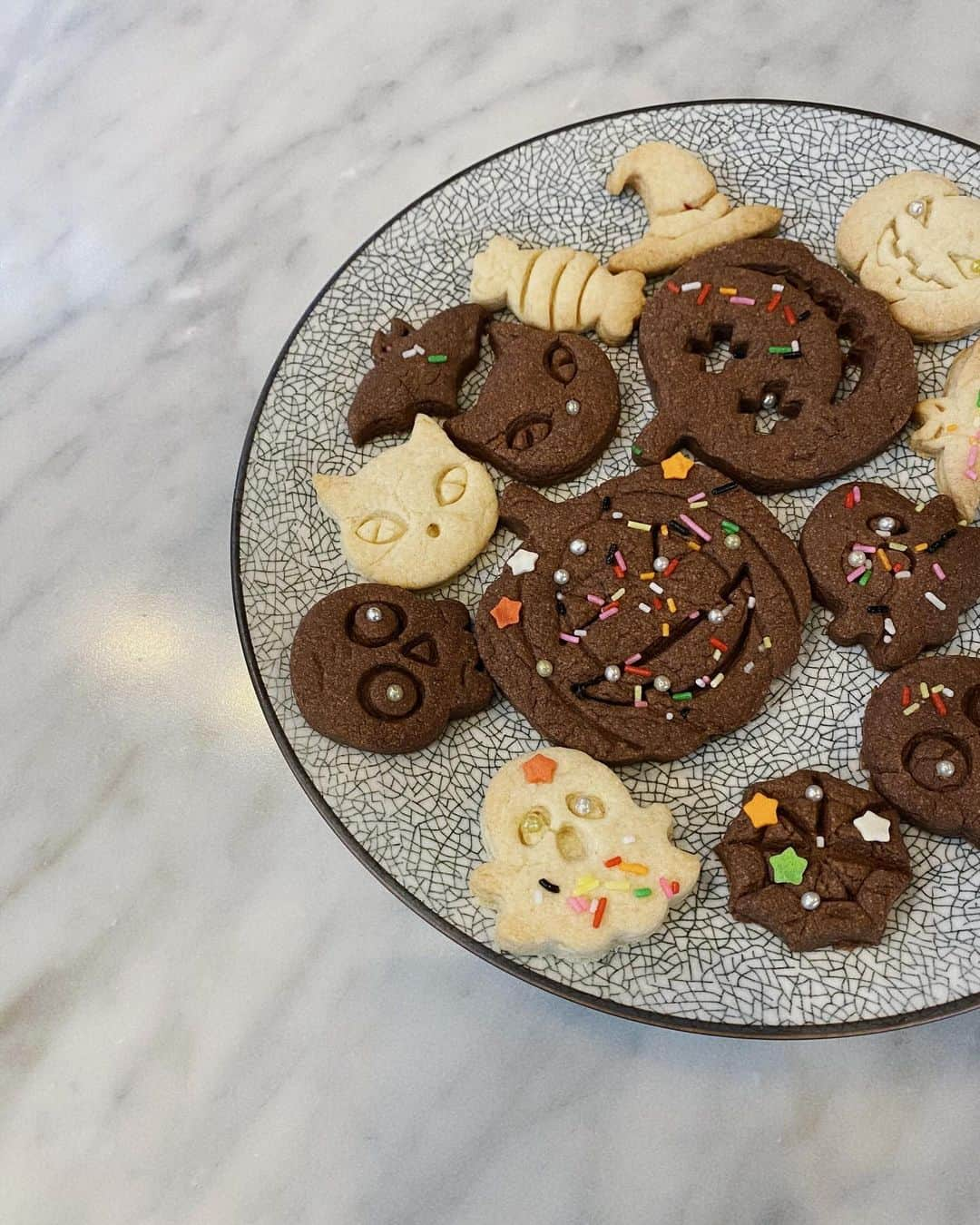 野崎玲欧奈さんのインスタグラム写真 - (野崎玲欧奈Instagram)「👻🧡  はじめてのクッキー作り  焼き上がったクッキーを「おいしい！おいしい！」って 止めるまで食べ続けてくれた😂  楽しそうだったからまたおやつ作りしよっと。」10月31日 17時45分 - reonanozaki