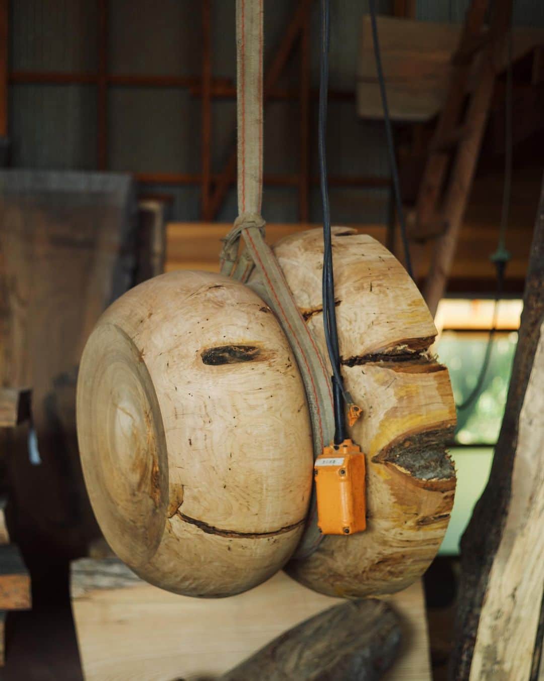 安井達郎さんのインスタグラム写真 - (安井達郎Instagram)「高知で最も来てみたかった場所の一つ。 @narukitakahashi のアトリエ。 大量の木材と大迫力のチェーンソー。 優しい木の香りと差し込む光。 好きなものが生まれる現場を見れて益々作品に愛着が湧きました。ありがとう、なるきくん。 #leicam9」10月31日 17時47分 - tatsuroyasui