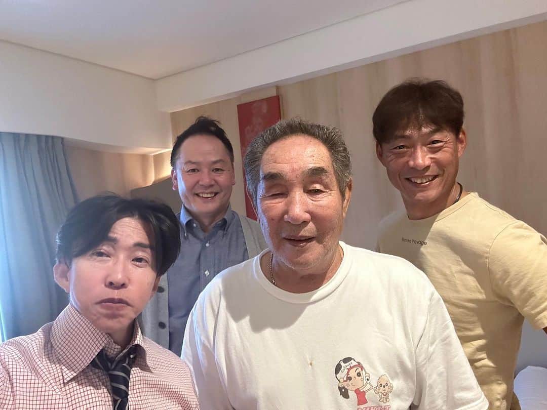 中野猛のインスタグラム：「私が世話になっているゴットハンド桑名先生。 数々の有名アスリートの体を診てこられた。 桧山進次郎君の紹介で、知り合って15年。 ひーやんと今日も身体を診てもらって、凄く良くなりました。 先生..いつまでもお元気で！ #ゴッドハンド　#桑名先生　#あざす」