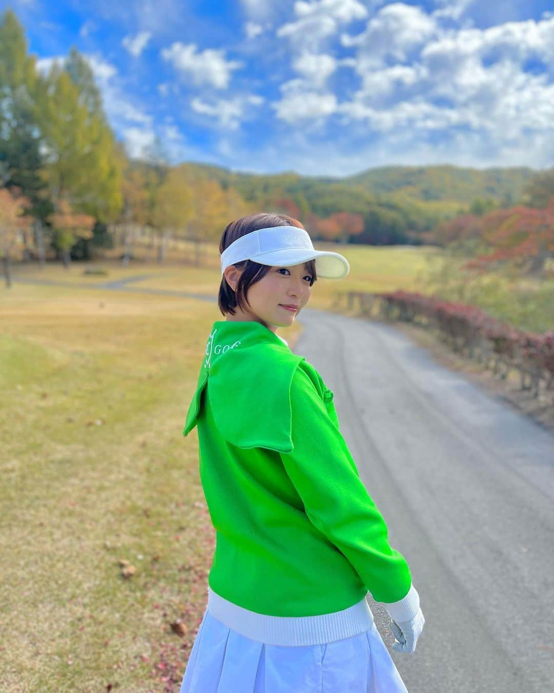 平嶋夏海さんのインスタグラム写真 - (平嶋夏海Instagram)「涼しくなってきてまた再開してるゴルフ⛳️ @celford_official のゴルフウェアが可愛い💚 朝は寒いけど昼間は暑いのでパーカーで調整できるように😌 白のバイザーは @emahnoah_official  ちかちゃん @chikano.rina といってきたよ！」10月31日 17時49分 - natsuminsta528