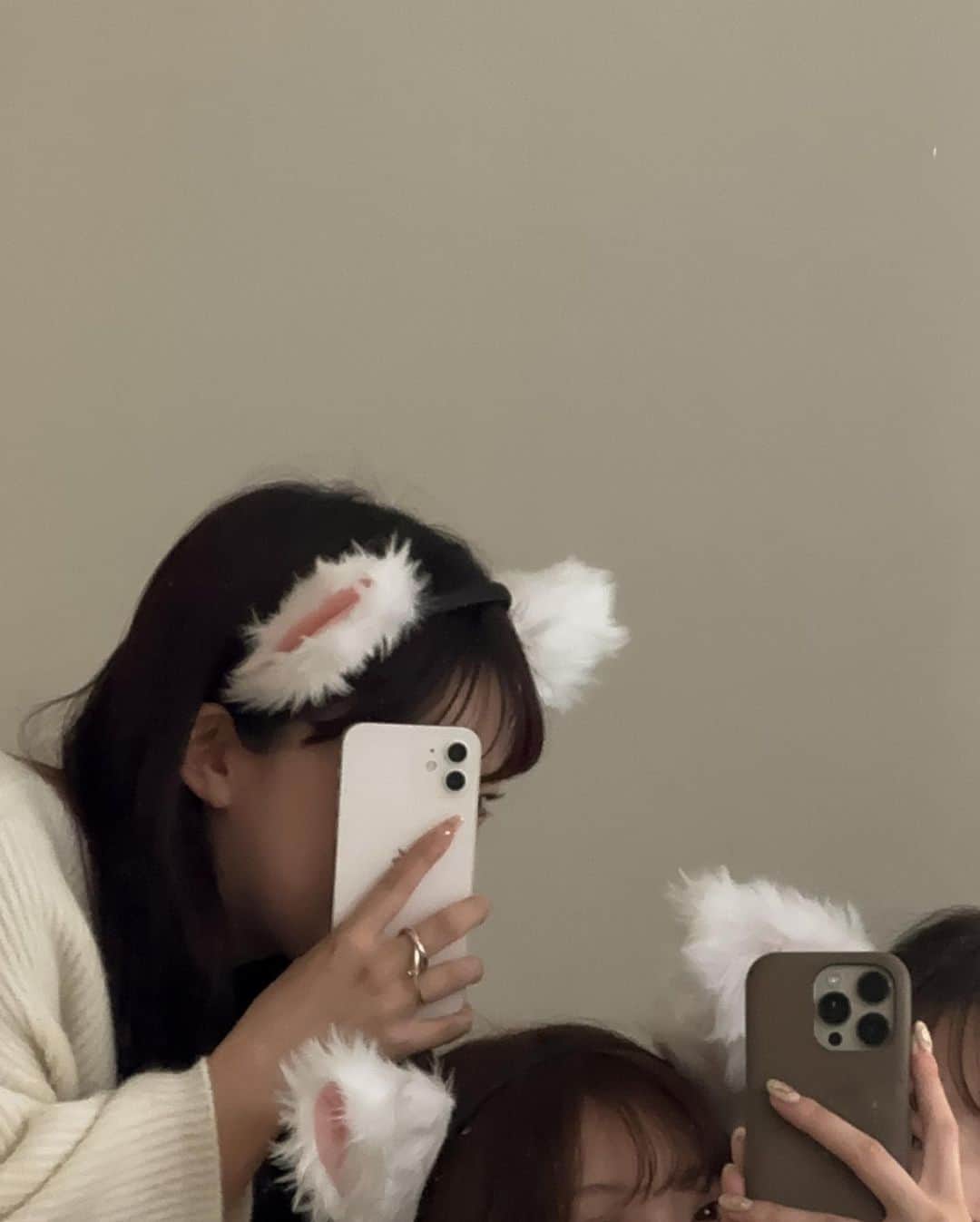 蓮音さんのインスタグラム写真 - (蓮音Instagram)「はっぴーハロウィん😺 秒速で決まって秒速で開催したハロウィンパーティー👐🏻 ㅤㅤㅤㅤㅤㅤㅤㅤㅤㅤㅤㅤㅤ ドンキで即興でゲットした猫氏、 すぐに破壊されてたwwwwww（犯人はみなまつ氏） ㅤㅤㅤㅤㅤㅤㅤㅤㅤㅤㅤㅤㅤ ほんまにしょうもないことでゲラゲラ笑ってた早く温泉旅行行こうナ♨︎ ㅤㅤㅤㅤㅤㅤㅤㅤㅤㅤㅤㅤㅤ ニットは…もうしばしおまちを。 ♡ ㅤㅤㅤㅤㅤㅤㅤㅤㅤㅤㅤㅤㅤ #耳つける位置ミスったら #綺麗なドビーになるよ」10月31日 17時58分 - 09hasu