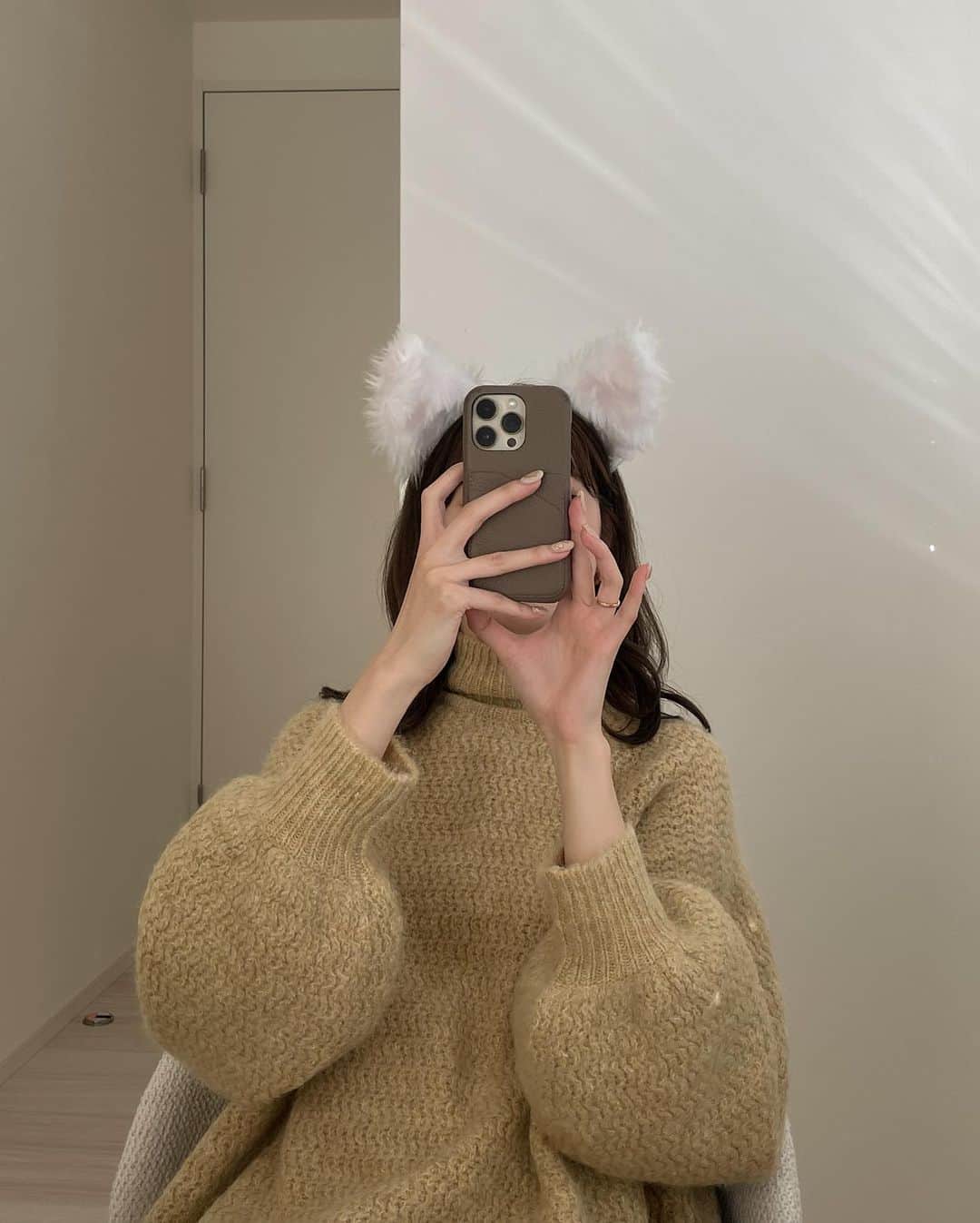 蓮音さんのインスタグラム写真 - (蓮音Instagram)「はっぴーハロウィん😺 秒速で決まって秒速で開催したハロウィンパーティー👐🏻 ㅤㅤㅤㅤㅤㅤㅤㅤㅤㅤㅤㅤㅤ ドンキで即興でゲットした猫氏、 すぐに破壊されてたwwwwww（犯人はみなまつ氏） ㅤㅤㅤㅤㅤㅤㅤㅤㅤㅤㅤㅤㅤ ほんまにしょうもないことでゲラゲラ笑ってた早く温泉旅行行こうナ♨︎ ㅤㅤㅤㅤㅤㅤㅤㅤㅤㅤㅤㅤㅤ ニットは…もうしばしおまちを。 ♡ ㅤㅤㅤㅤㅤㅤㅤㅤㅤㅤㅤㅤㅤ #耳つける位置ミスったら #綺麗なドビーになるよ」10月31日 17時58分 - 09hasu