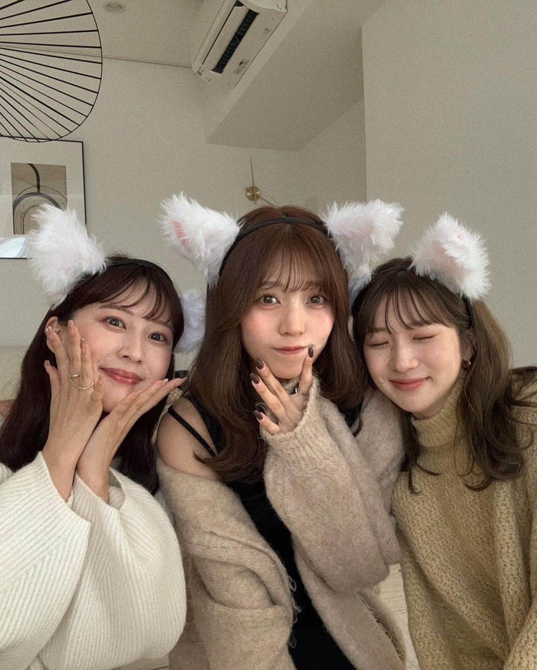 蓮音さんのインスタグラム写真 - (蓮音Instagram)「はっぴーハロウィん😺 秒速で決まって秒速で開催したハロウィンパーティー👐🏻 ㅤㅤㅤㅤㅤㅤㅤㅤㅤㅤㅤㅤㅤ ドンキで即興でゲットした猫氏、 すぐに破壊されてたwwwwww（犯人はみなまつ氏） ㅤㅤㅤㅤㅤㅤㅤㅤㅤㅤㅤㅤㅤ ほんまにしょうもないことでゲラゲラ笑ってた早く温泉旅行行こうナ♨︎ ㅤㅤㅤㅤㅤㅤㅤㅤㅤㅤㅤㅤㅤ ニットは…もうしばしおまちを。 ♡ ㅤㅤㅤㅤㅤㅤㅤㅤㅤㅤㅤㅤㅤ #耳つける位置ミスったら #綺麗なドビーになるよ」10月31日 17時58分 - 09hasu