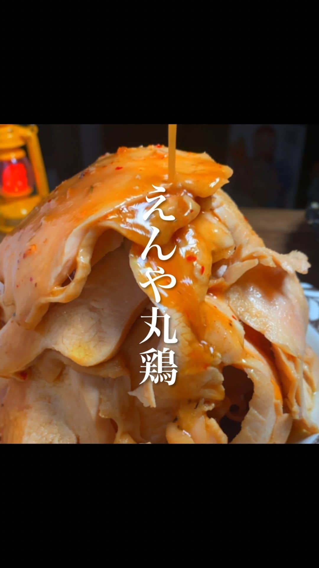 経塚翼のインスタグラム：「こちらは私のベストヒットソングです。  お納めください。  【材料 約2人分】 鶏胸肉 : 1枚 醤油 : 大さじ1 蜂蜜 : 大さじ1 レモン汁 : 大さじ1 塩 : 小さじ1 オリーブオイル : 大さじ1 バター : 適当 七味 : お好みで  【作り方】 ①鶏胸肉の分厚い部分はフォークで数カ所さす。鶏胸肉全体に残りの材料をすりこむ。 ②耐熱容器に入れ、ラップをし、600W6分レンチン。レンチン後、出来る限り薄くスライスする。 スライス後、赤みのある部分があれば、耐熱容器のタレに戻して再度ラップし600W2分チン。  #ダイエット #節約レシピ #簡単レシピ」