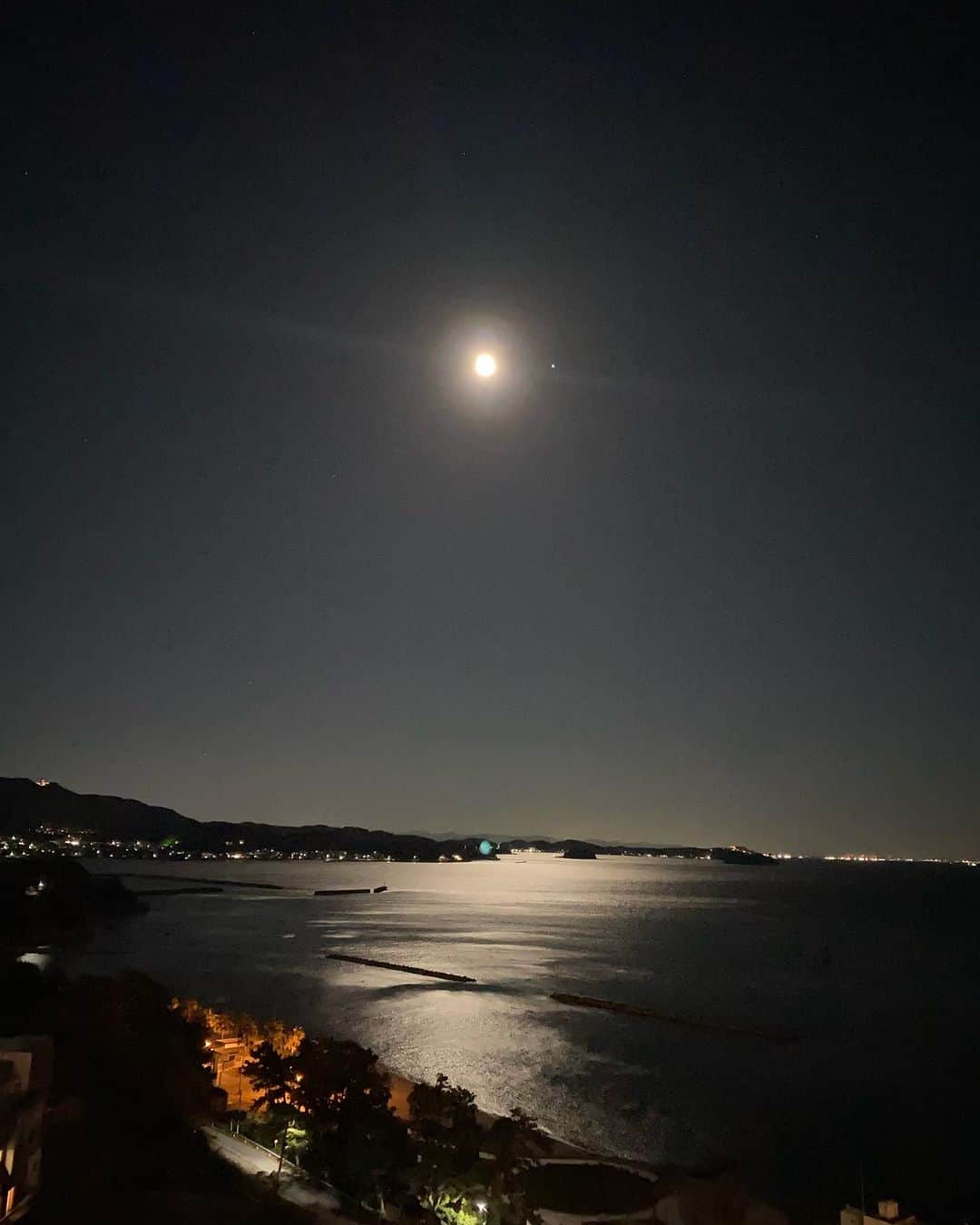 青山有紀さんのインスタグラム写真 - (青山有紀Instagram)「愛知県西尾で眺めた満月🌕 満月を挟む数日間はたくさんの人に会い、この世界の美しさと歓びを目一杯味わった✨今までと同じように見えても違う地球に居るような、もう既にnew地球に居たような。やっとこの星での楽しみ方がわかってきた感じ🌏❤️ #軽々楽しいパラレルワールド✨」10月31日 17時52分 - yukiaoya