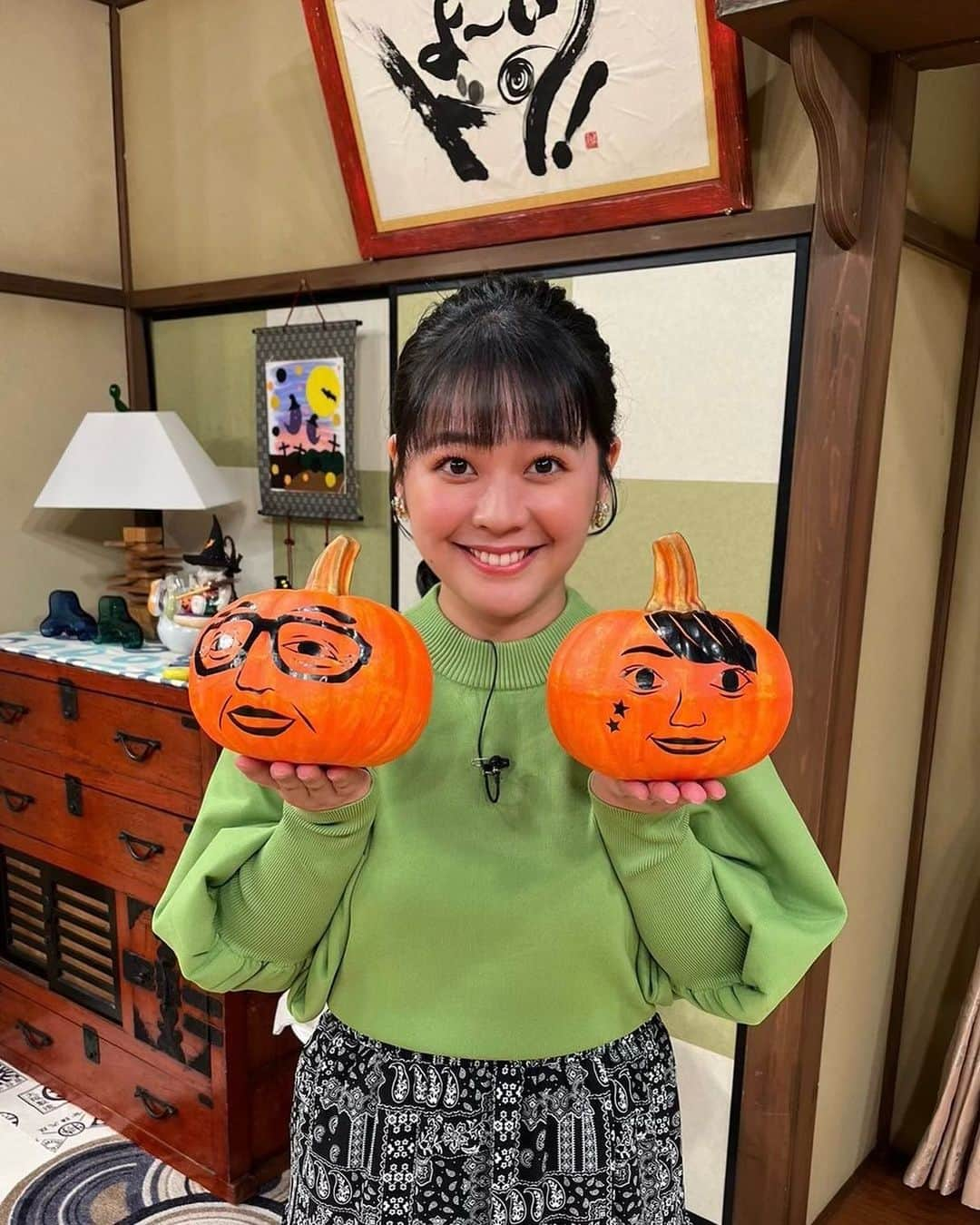 谷元星奈のインスタグラム：「* よ〜いドン！のセットがハロウィーン仕様に🎃  手作りの 円さんと私のカボチャ✨ うれしいです☺️  #ハロウィーン #halloween #halloween2023 #カボチャ  #よーいドン#カンテレ」