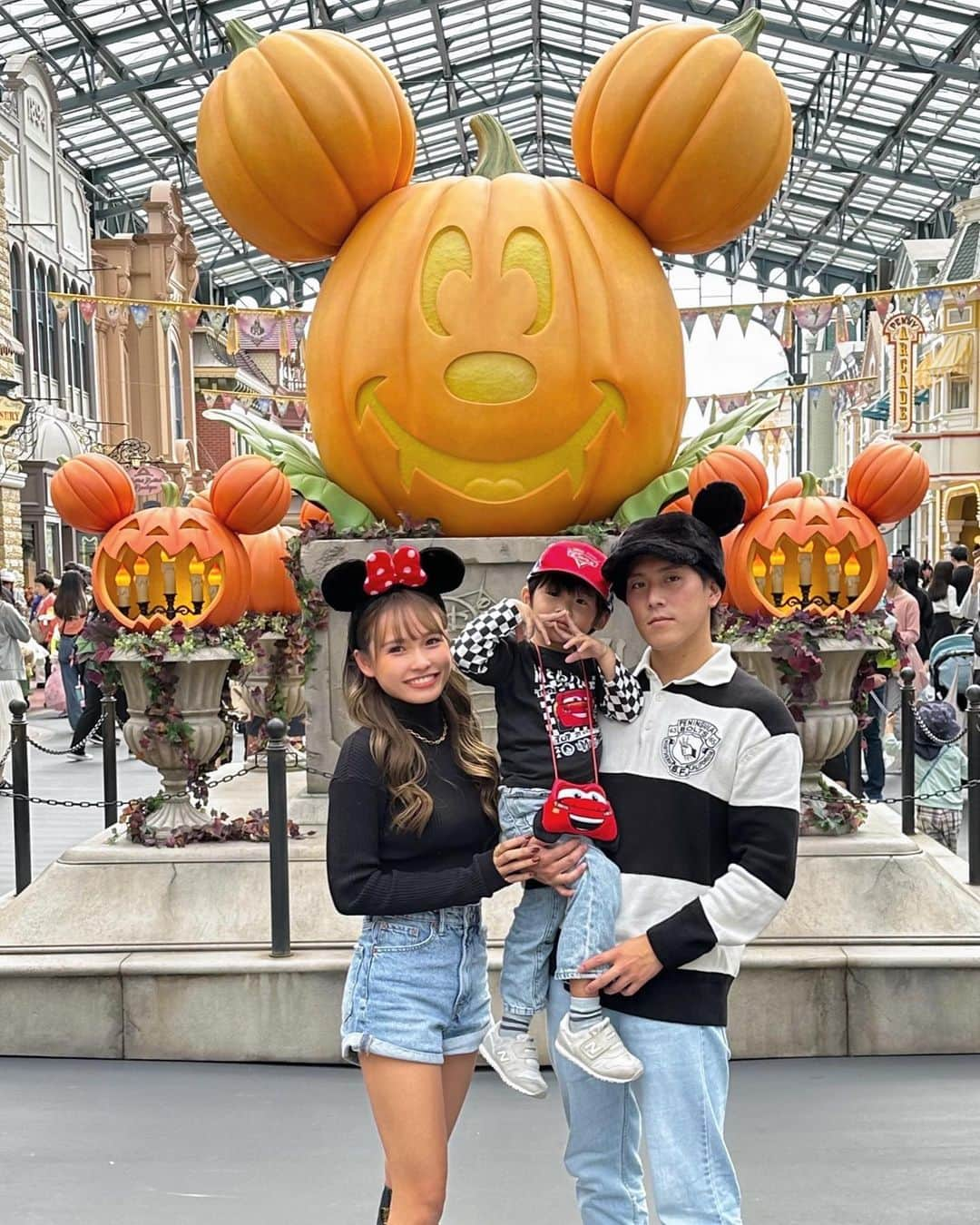 baby.maiのインスタグラム：「Happy Halloween👻🎃  りくちゃんがだいっすきなHalloween🧟⚰️ ディズニーハロウィンも行ったし ユニバのハロウィンも行けたし充実したなぁ🤤 まじで詰め込みまくった感じ😅笑 でもきっとりくちゃんも楽しかったはず👦🏽💞  昨日の夜にハロウィンパーティー やったからまたそれは投稿しよーっと✨  #happyhalloween #halloween #ハロウィン #disney #disneyland #tokyodisneyland #ディズニー #ディズニーランド #東京ディズニーランド #ディズニーハロウィン #ディズニーコーデ #dハロ #family #familyphoto」