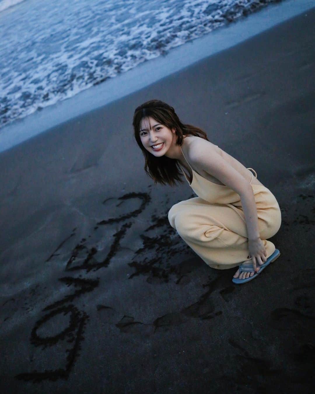 あべなつきのインスタグラム：「うみーーーー🦈🐚  週プレのオフショット！  もうゲットした？？😳  ドキドキしたけど、すっごく楽しい撮影だったよ📸 1番最後に海行って、LOVE U〜って書いたの。  デジタル写真集もでてるから、みてほちい🥰  #週プレ #週刊プレイボーイ 🖤」
