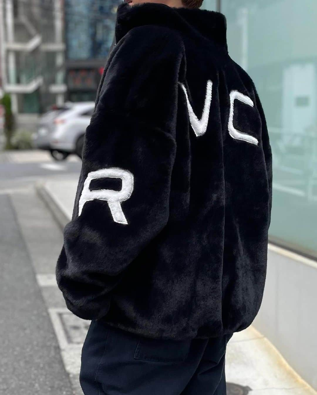 RVCA Japanさんのインスタグラム写真 - (RVCA JapanInstagram)「RVCA×FREAK'S STORE 別注ロゴファージャケット。背面のビッグロゴと柔らかい素材感がアクセント。肩を落とした大きめのサイズ感で、裾と袖口にはリブが施されてます。袖通しの良い裏地付きで、秋冬コーデのメインアウターとしてもおすすめの1着です。」10月31日 17時55分 - rvcajapan