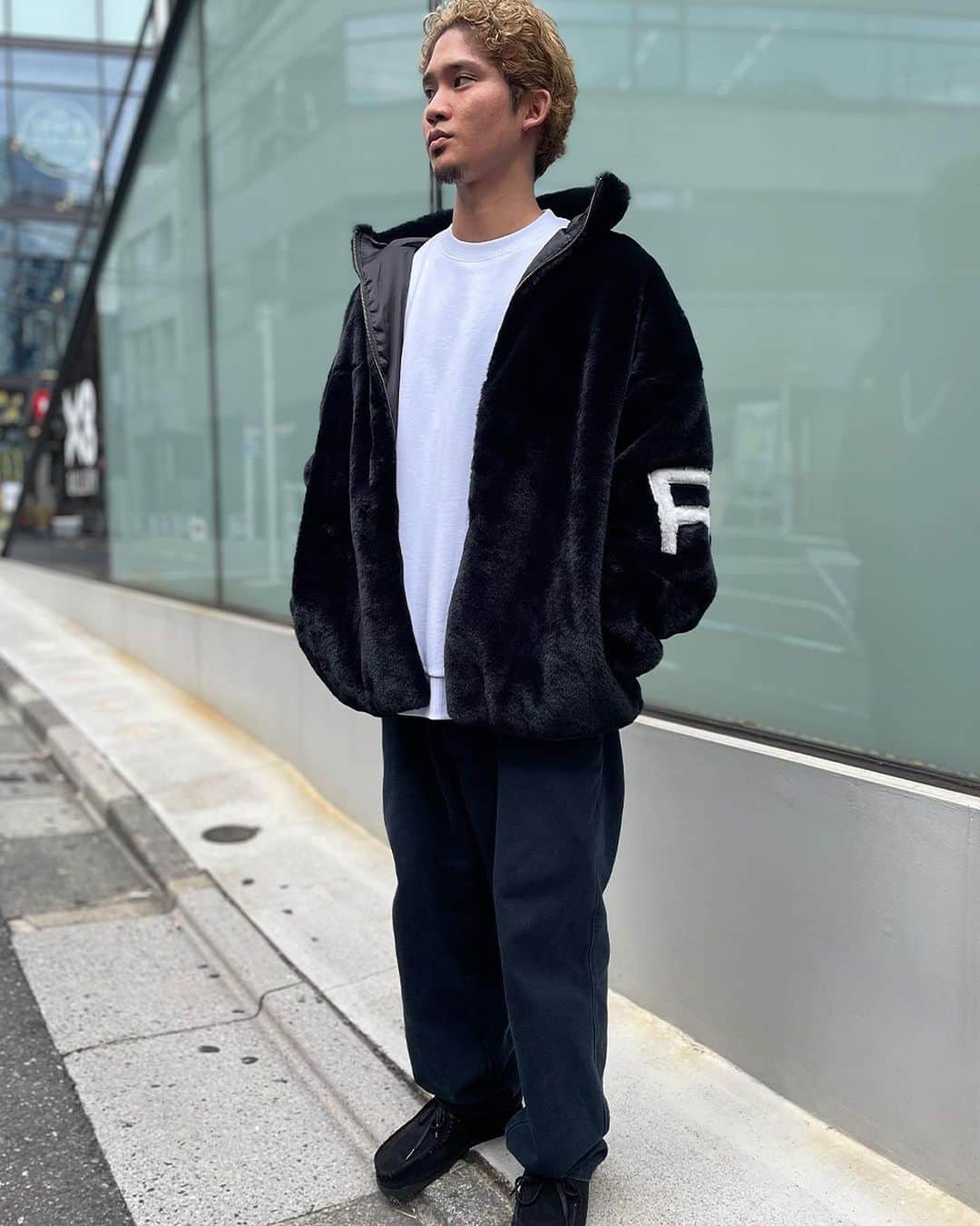 RVCA Japanのインスタグラム：「RVCA×FREAK'S STORE 別注ロゴファージャケット。背面のビッグロゴと柔らかい素材感がアクセント。肩を落とした大きめのサイズ感で、裾と袖口にはリブが施されてます。袖通しの良い裏地付きで、秋冬コーデのメインアウターとしてもおすすめの1着です。」