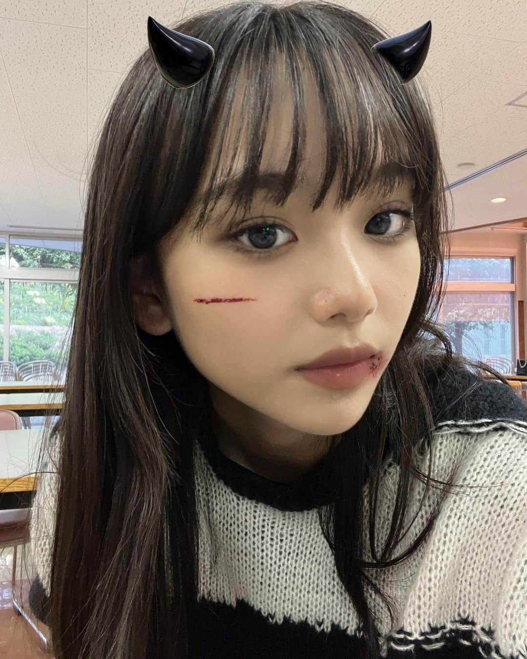 松本麗世さんのインスタグラム写真 - (松本麗世Instagram)「♡ ♡ 👻 𝗛𝗔𝗣𝗣𝗬 𝗛𝗔𝗟𝗟𝗢𝗪𝗘𝗘𝗡 🎃 ♡ ♡ 今年のハロウィン 皆さん楽しんでいますか？💭 ♡ ♡ 私はプチケーキを買って プチハロパしました🕯🕷 すっごく楽しかったです🫶🏻 ♡ 明日は、いよいよSEVENTEENの発売日です🫶🏻 楽しみにしててくださいね！ ♡  #松本麗世 #matsumotoreiyo #ハッピーハロウィン  #ハロウィン #ハロウィンメイク #プチケーキ #seventeen  #ミスセブンティーン #stも」10月31日 17時55分 - reiyo.matsumoto