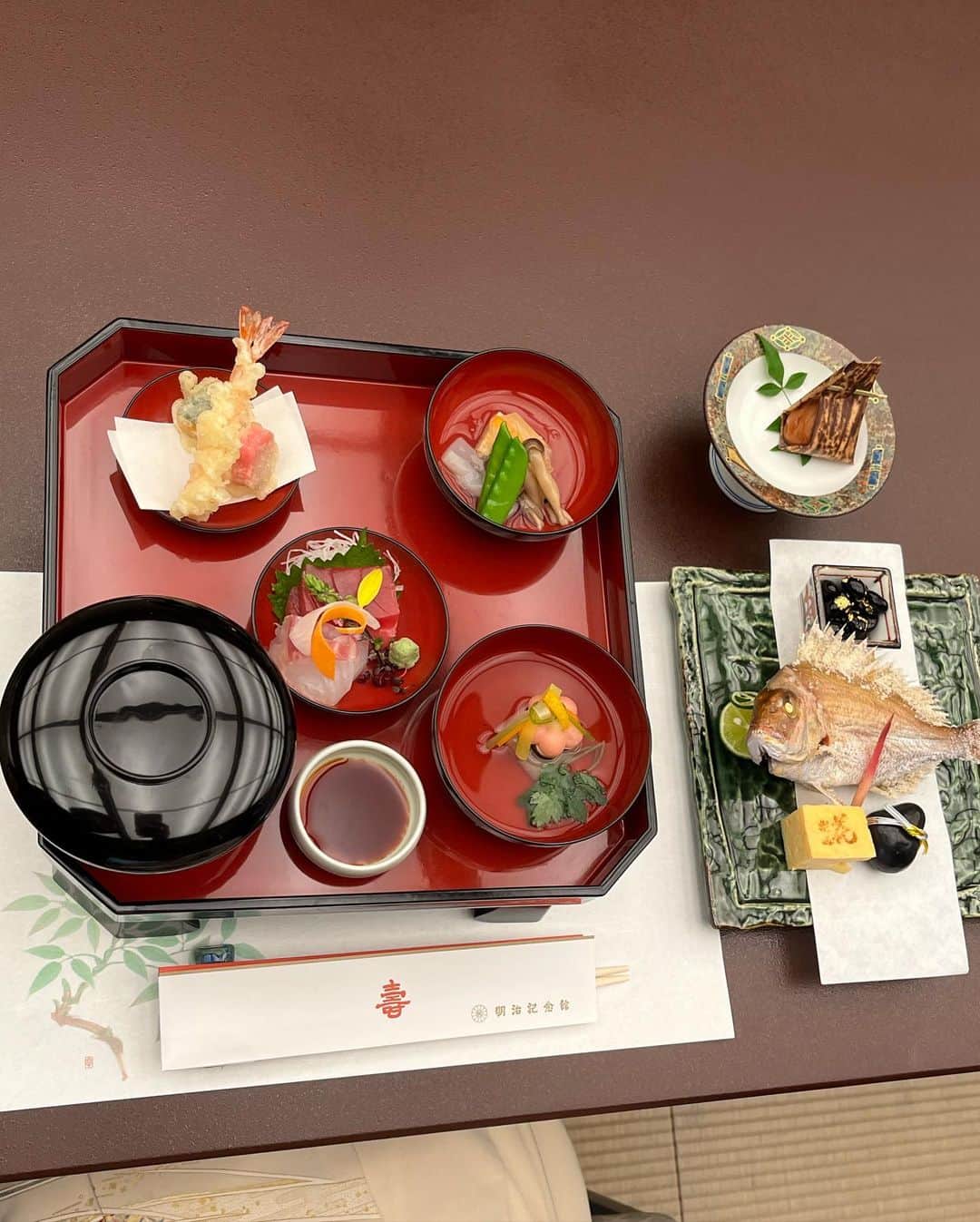 関絵理子さんのインスタグラム写真 - (関絵理子Instagram)「🤍  お宮参り&お食い初め♡ 明治神宮と明治記念館にて⛩️✨ 遠方から家族も来てくれて賑やかで良い日になりました🫶☺️  ・ ・ ・ 訪問着と産着はレンタルしました♡ 早朝に家で着付けてもらい、ヘアメイクはセルフです🫶 2023.10.29 ・ #お宮参り #お食い初め  #訪問着レンタル #訪問着ヘア #セルフヘアメイク #産着 #お宮参りコーデ #訪問着着付け #お食い初め膳  #明治神宮 #明治記念館 #花がすみ #懐石料理 #お祝いごはん  #ママライフ #赤ちゃんとお出かけ #産後ケア #産後ママ #ピラティスインストラクター」10月31日 17時56分 - erikopanda