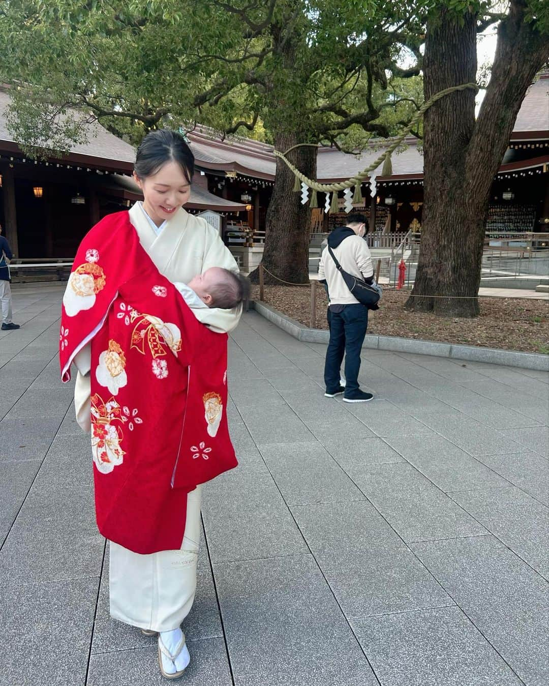 関絵理子のインスタグラム：「🤍  お宮参り&お食い初め♡ 明治神宮と明治記念館にて⛩️✨ 遠方から家族も来てくれて賑やかで良い日になりました🫶☺️  ・ ・ ・ 訪問着と産着はレンタルしました♡ 早朝に家で着付けてもらい、ヘアメイクはセルフです🫶 2023.10.29 ・ #お宮参り #お食い初め  #訪問着レンタル #訪問着ヘア #セルフヘアメイク #産着 #お宮参りコーデ #訪問着着付け #お食い初め膳  #明治神宮 #明治記念館 #花がすみ #懐石料理 #お祝いごはん  #ママライフ #赤ちゃんとお出かけ #産後ケア #産後ママ #ピラティスインストラクター」