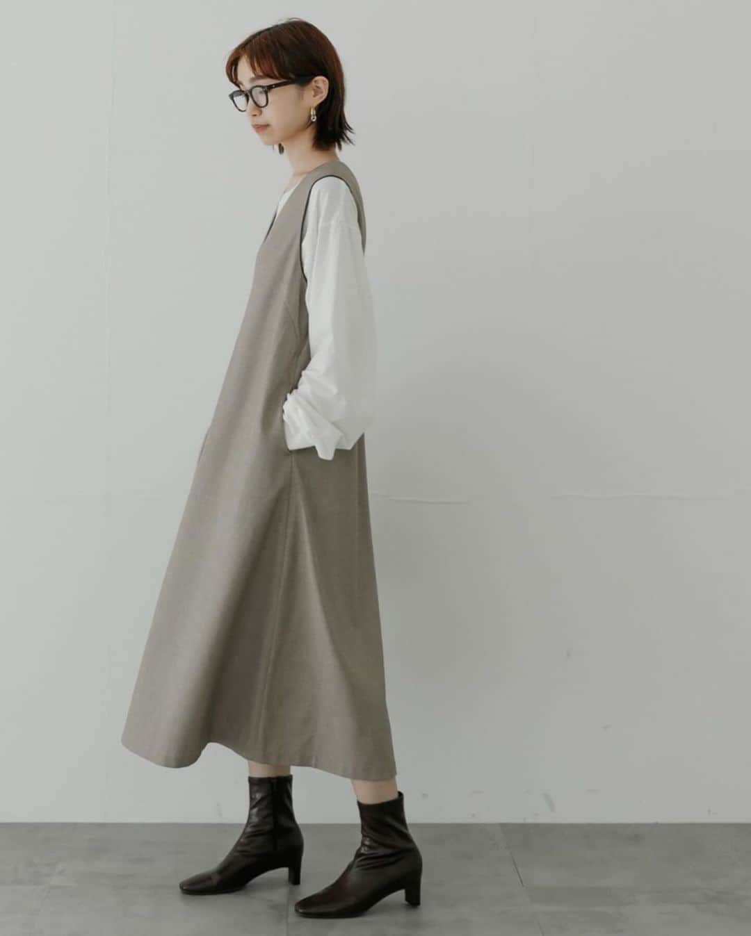 アーバンリサーチさんのインスタグラム写真 - (アーバンリサーチInstagram)「. one-piece collection  『UR TECH』パイピングジャンパーワンピース  毎シーズン人気のワンピースが、冬場でも着ていただきやすいURTECHの暖かなツイード素材で登場✨  深めのVネックデザインや足首の覗く着丈が女性らしい抜け感を演出し、ウエスト周りがきれいに見えるすっきりとしたフレアシルエットや、さり気なく施した袖口と衿元のコードパイピングがより上品な印象へ導きます。  #urtech  #urbanresearch  #ワンピースコーデ」10月31日 17時57分 - urban_research