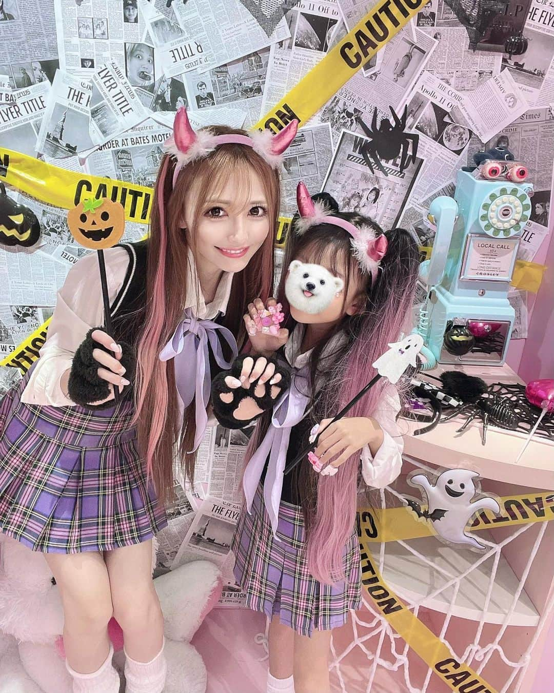 寿リリカのインスタグラム：「♡ はぴはろ〜っ🎃👻💜🩷💜🩷 ♡ 母娘でおそろい制服コーデ💕💕 ぎゃうむしゅめ👧🎀✌️🌺 ♡ #halloween #ハロウィン」