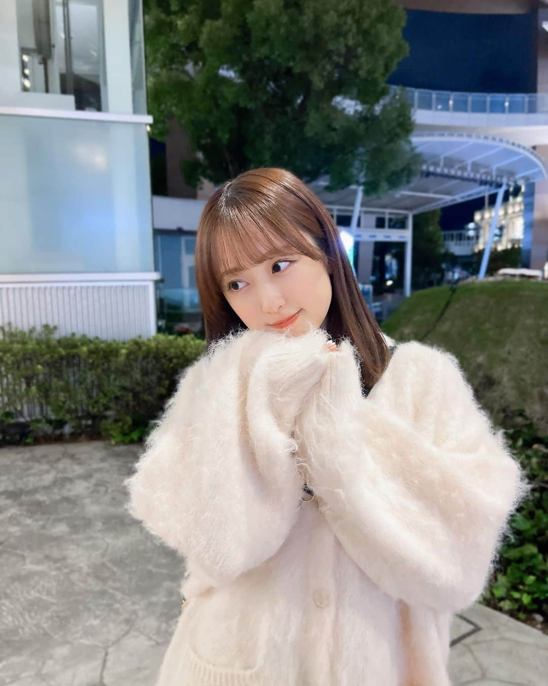 渡部愛加里さんのインスタグラム写真 - (渡部愛加里Instagram)「もこもこ〜ふわふわ〜でかわいい🥹  #heather #ニット #ニットコーデ #アダストリア #ドットエスティ #pr」10月31日 17時57分 - akarin_1018