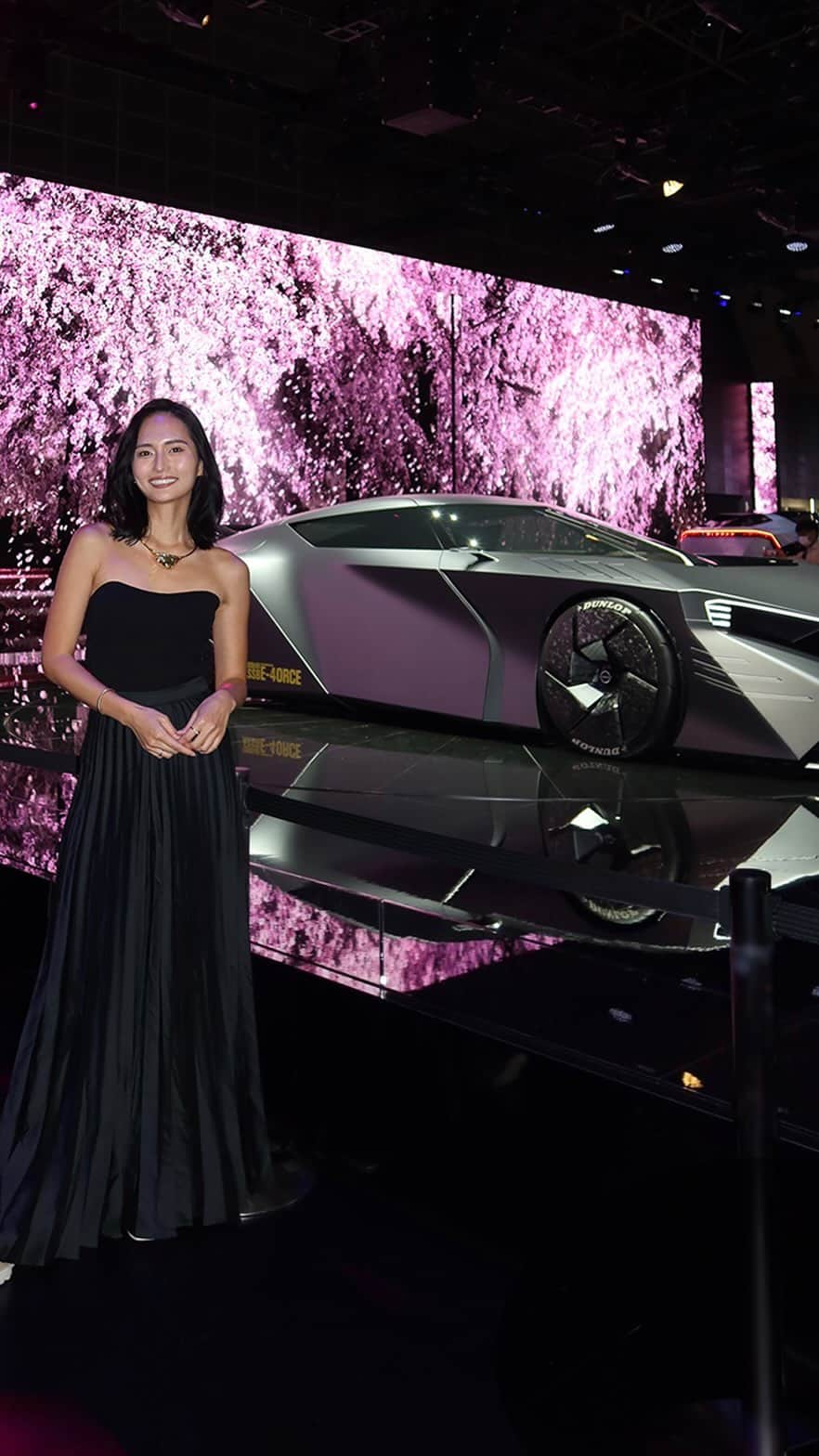山賀琴子のインスタグラム：「日産さんから、JAPAN MOBILITY SHOW 2023 にご招待いただききました！ @nissanjapan  日産ブースは、今まで見たことのない最先端のクルマの展示や写真が撮りたくなるようなエリアが盛りだくさん😳✨  特に大型スクリーンに映る四季のムービーは圧巻！私は桜と紅葉がお気に入り🌸🍁  その他にもたった2.8秒(！)で時速100キロまで加速する感覚を味わえるフォトブースや、e-4ORCE の乗り心地を体験できるドライビングシミュレーター、そしてフォートナイトのミニゲームもありました！(私はゲーム得意ではないので大苦戦w)  一日中楽しめること間違いなし✨ファミリーで過ごすのも、デートにもおすすめ🫶🏻  イベントは東京ビッグサイトで、11月5日(日)まで開催中。 日産ブースは東4ホールです✨  #Nissan #JMS2023 #PR」