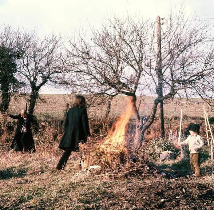 ベン・ワッツさんのインスタグラム写真 - (ベン・ワッツInstagram)「Halloween 🎃 vibe here from Kent uk 🇬🇧 1970 one of very few photos I have wiv my mum and dad .  Taken at home in Kent …. #halloween #guyfawkes #bonfirenight」10月31日 18時08分 - wattsupphoto