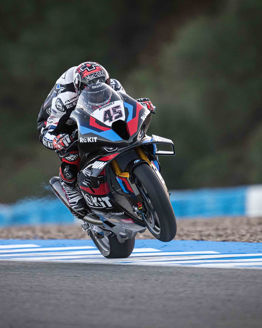 BMW Motorrad Japanさんのインスタグラム写真 - (BMW Motorrad JapanInstagram)「10月28日から29日にスペイン・ヘレスでWorldSBK（世界スーパーバイク選手権）第12戦、今季の最終戦が開催されました。  予選ではROKiT BMW Motorrad WorldSBK Teamのスコット・レディング選手が8位、Bonovo action BMW Racing Teamのギャレット・ガルロフ選手が9位と好位置につけますが、レース1ではレディング選手とチームメイトのマイケル・ファンデルマーク選手が相次いでリタイヤ。ガルロフ選手も14位に終わります。  翌日曜日のスーパーポールレースではレディング選手が6位、ガルロフ選手が8位とトップテンフィニッシュを決めると、最終レース2でレディング選手は粘りの走りを見せて8位、次いでガルロフ選手が9位でチェッカーを受けました。またファンデルマーク選手は17位、今回のレースが最後となるロリス・バズ選手は16位でゴールしました。  今季のレースでは2チーム4名の選手がレースに挑みました。厳しいラウンドもあったものの、シーズン終盤にかけてはガルロフ選手の躍進も光り、新体制で臨む来季に向けて明るい兆しも見えてきました。この後、各チームはウインターテストを経て来季のマシンをテストして来季の開幕に備えます。  今季も応援ありがとうございました。  #NeverStopChallenging #M1000RR #BMWMotorrad #BMWモトラッド #駆けぬける歓び」10月31日 18時00分 - bmwmotorradjapan