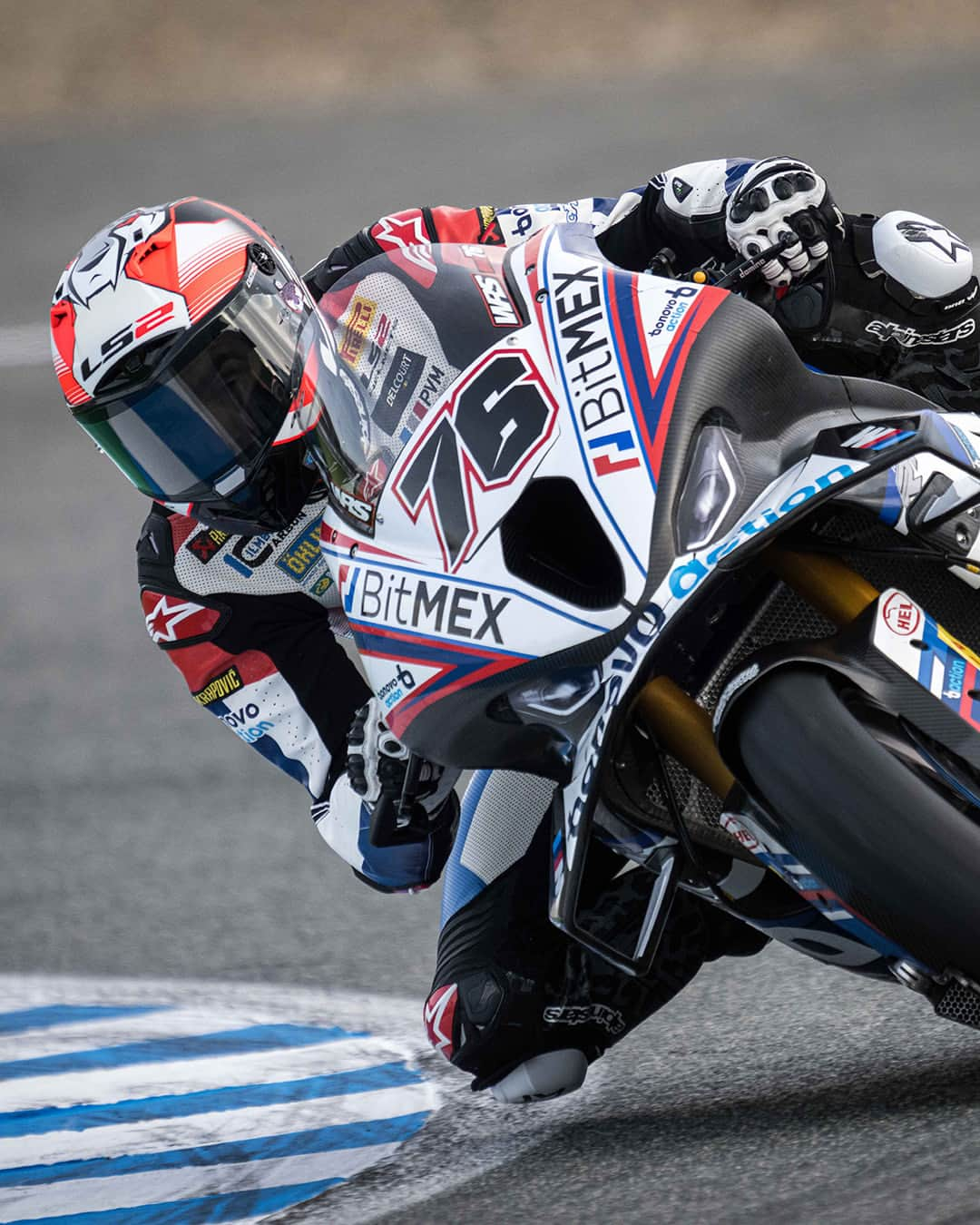 BMW Motorrad Japanさんのインスタグラム写真 - (BMW Motorrad JapanInstagram)「10月28日から29日にスペイン・ヘレスでWorldSBK（世界スーパーバイク選手権）第12戦、今季の最終戦が開催されました。  予選ではROKiT BMW Motorrad WorldSBK Teamのスコット・レディング選手が8位、Bonovo action BMW Racing Teamのギャレット・ガルロフ選手が9位と好位置につけますが、レース1ではレディング選手とチームメイトのマイケル・ファンデルマーク選手が相次いでリタイヤ。ガルロフ選手も14位に終わります。  翌日曜日のスーパーポールレースではレディング選手が6位、ガルロフ選手が8位とトップテンフィニッシュを決めると、最終レース2でレディング選手は粘りの走りを見せて8位、次いでガルロフ選手が9位でチェッカーを受けました。またファンデルマーク選手は17位、今回のレースが最後となるロリス・バズ選手は16位でゴールしました。  今季のレースでは2チーム4名の選手がレースに挑みました。厳しいラウンドもあったものの、シーズン終盤にかけてはガルロフ選手の躍進も光り、新体制で臨む来季に向けて明るい兆しも見えてきました。この後、各チームはウインターテストを経て来季のマシンをテストして来季の開幕に備えます。  今季も応援ありがとうございました。  #NeverStopChallenging #M1000RR #BMWMotorrad #BMWモトラッド #駆けぬける歓び」10月31日 18時00分 - bmwmotorradjapan