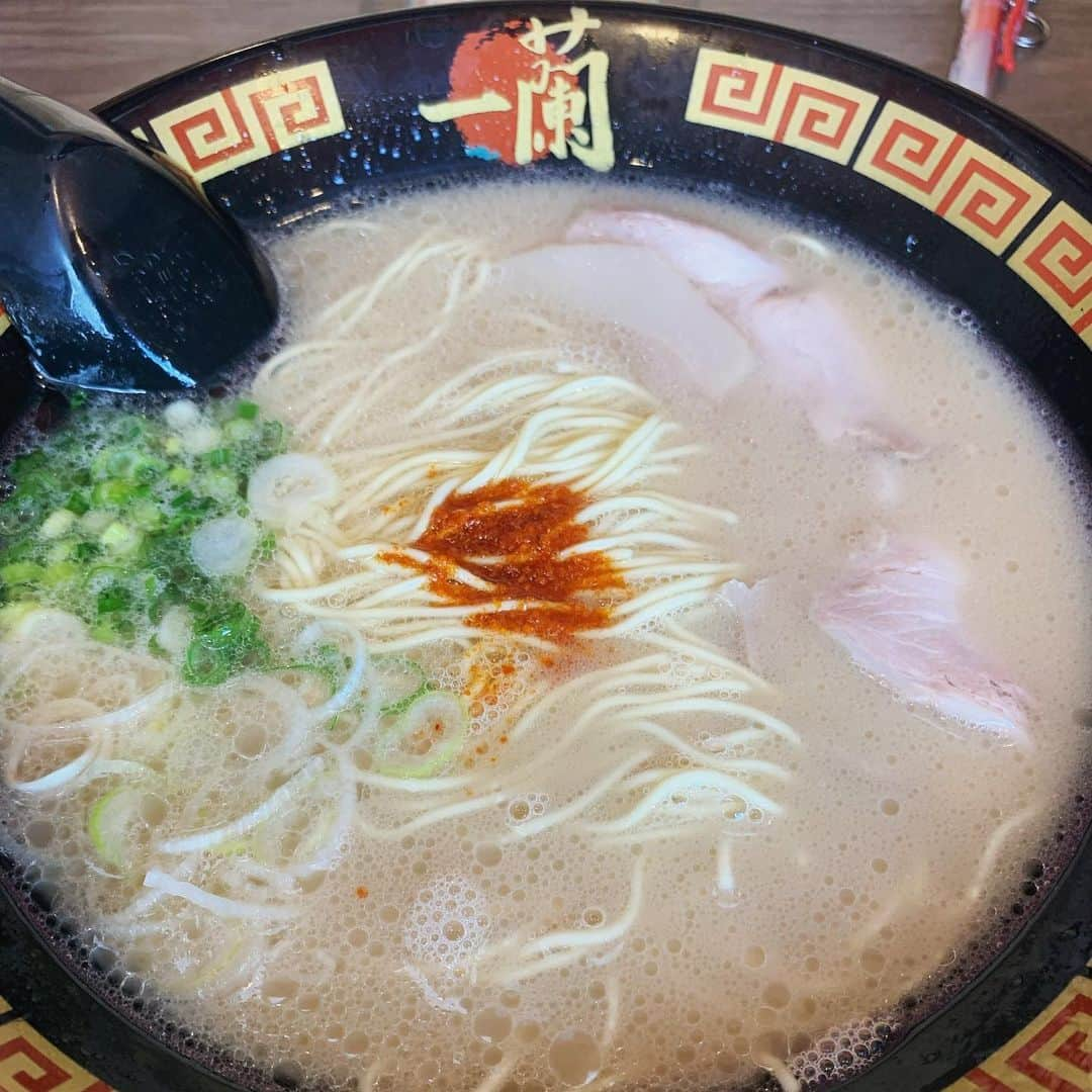 タダスケさんのインスタグラム写真 - (タダスケInstagram)「10月の麺活🍜  1.博多だるま総本店 2.一蘭 福岡空港店 3.ラーメン海鳴 福岡空港店 4.広島げんこつラーメン 広島激辛つけ麺 5.基山ラーメン 基山PA 6.津山ラーメン 勝央SA 7.美東ごぼううどん 美東SA  とんこつラーメン食べんと帰れへん！て事で、福岡泊まりで飛行機で帰る事にしました。  地元民が行きそうな所に行くぞ！ 事前に調べたラーメン屋に向かったのですが満席…待てないので移動。  彷徨ってる最中に博多だるまの総本店がありました。 有名な店やし、ここも満席やろな〜と…ダメ元で覗くと、空いてる席がちらほらあったので入店！  注文したら速攻でラーメンが出てきました。 とても濃くて、熱々で食べたいと思ってた豚骨ラーメンの味で美味しかったです🍜  翌日は飛行機で帰るだけ…な訳がなく。 福岡空港ラーメン滑走路に着陸しに行きました。 ラーメン海鳴で朝ラーメン、魚介豚骨が最高でした🐟  残って良かったな〜と飛行機の搭乗口に進んで行くと、一蘭がありました。  「そう言えば、一蘭は何年も食べてへんな…」  入店。  安定の美味しさ、初めて一蘭のラーメンを食べたのが18才の時でした、しかも福岡。  朝ラーメンハシゴしたのは初めてでした🍜  #noah_ghc #prowrestling #prowrestler #プロレス #ラーメン #豚骨ラーメン #広島つけ麺 #魚介豚骨 #うどん」10月31日 18時00分 - yoshidatadasuke