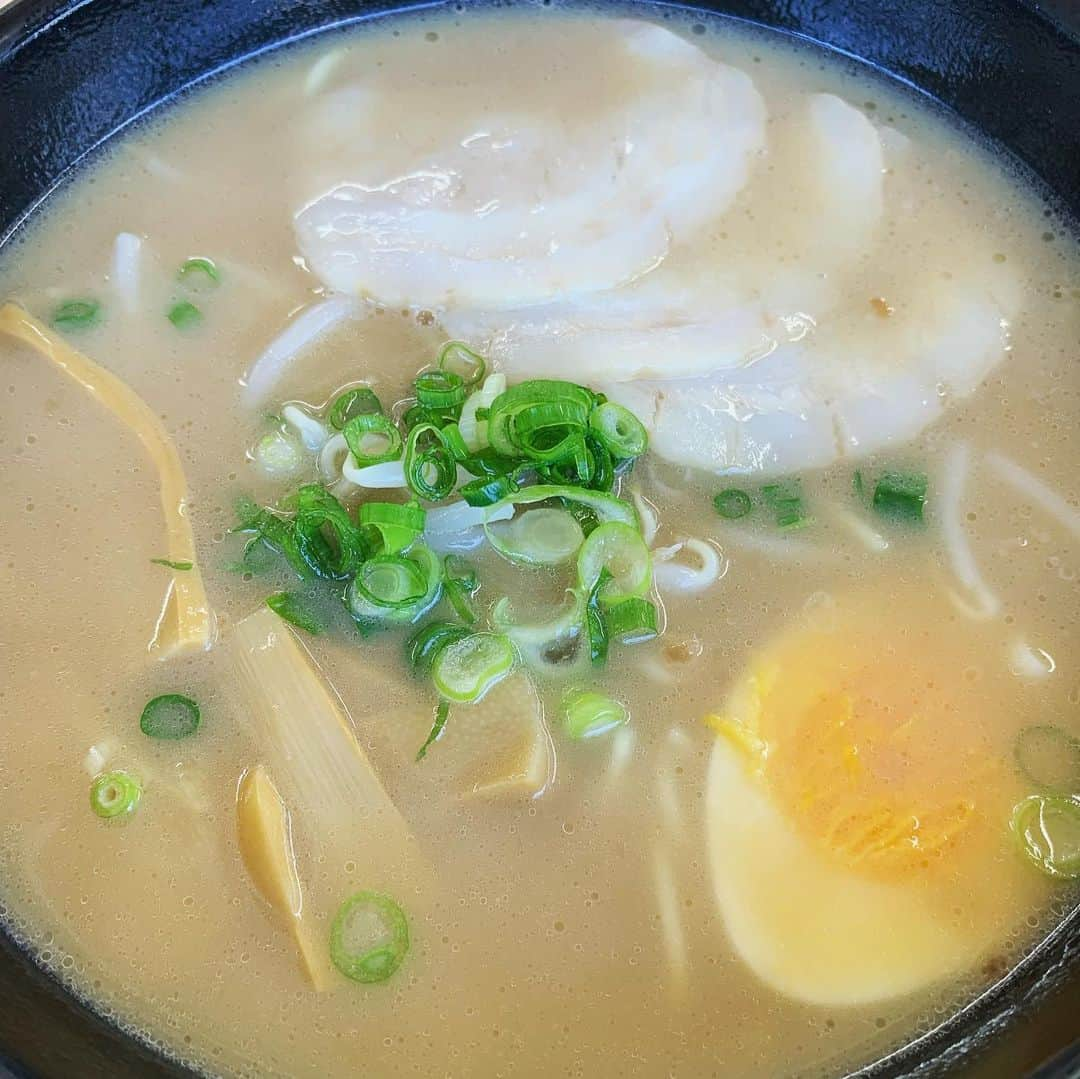 タダスケさんのインスタグラム写真 - (タダスケInstagram)「10月の麺活🍜  1.博多だるま総本店 2.一蘭 福岡空港店 3.ラーメン海鳴 福岡空港店 4.広島げんこつラーメン 広島激辛つけ麺 5.基山ラーメン 基山PA 6.津山ラーメン 勝央SA 7.美東ごぼううどん 美東SA  とんこつラーメン食べんと帰れへん！て事で、福岡泊まりで飛行機で帰る事にしました。  地元民が行きそうな所に行くぞ！ 事前に調べたラーメン屋に向かったのですが満席…待てないので移動。  彷徨ってる最中に博多だるまの総本店がありました。 有名な店やし、ここも満席やろな〜と…ダメ元で覗くと、空いてる席がちらほらあったので入店！  注文したら速攻でラーメンが出てきました。 とても濃くて、熱々で食べたいと思ってた豚骨ラーメンの味で美味しかったです🍜  翌日は飛行機で帰るだけ…な訳がなく。 福岡空港ラーメン滑走路に着陸しに行きました。 ラーメン海鳴で朝ラーメン、魚介豚骨が最高でした🐟  残って良かったな〜と飛行機の搭乗口に進んで行くと、一蘭がありました。  「そう言えば、一蘭は何年も食べてへんな…」  入店。  安定の美味しさ、初めて一蘭のラーメンを食べたのが18才の時でした、しかも福岡。  朝ラーメンハシゴしたのは初めてでした🍜  #noah_ghc #prowrestling #prowrestler #プロレス #ラーメン #豚骨ラーメン #広島つけ麺 #魚介豚骨 #うどん」10月31日 18時00分 - yoshidatadasuke