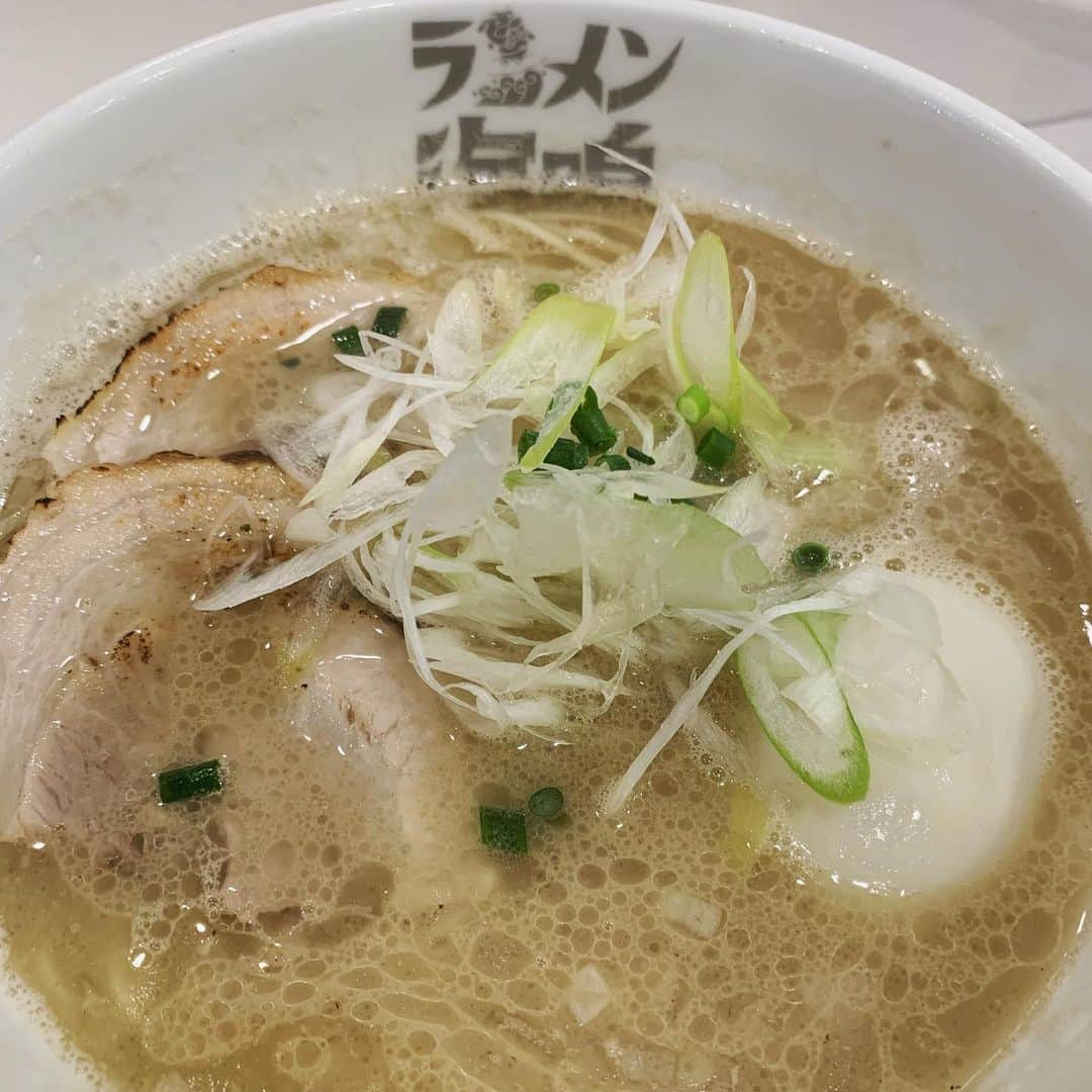 タダスケさんのインスタグラム写真 - (タダスケInstagram)「10月の麺活🍜  1.博多だるま総本店 2.一蘭 福岡空港店 3.ラーメン海鳴 福岡空港店 4.広島げんこつラーメン 広島激辛つけ麺 5.基山ラーメン 基山PA 6.津山ラーメン 勝央SA 7.美東ごぼううどん 美東SA  とんこつラーメン食べんと帰れへん！て事で、福岡泊まりで飛行機で帰る事にしました。  地元民が行きそうな所に行くぞ！ 事前に調べたラーメン屋に向かったのですが満席…待てないので移動。  彷徨ってる最中に博多だるまの総本店がありました。 有名な店やし、ここも満席やろな〜と…ダメ元で覗くと、空いてる席がちらほらあったので入店！  注文したら速攻でラーメンが出てきました。 とても濃くて、熱々で食べたいと思ってた豚骨ラーメンの味で美味しかったです🍜  翌日は飛行機で帰るだけ…な訳がなく。 福岡空港ラーメン滑走路に着陸しに行きました。 ラーメン海鳴で朝ラーメン、魚介豚骨が最高でした🐟  残って良かったな〜と飛行機の搭乗口に進んで行くと、一蘭がありました。  「そう言えば、一蘭は何年も食べてへんな…」  入店。  安定の美味しさ、初めて一蘭のラーメンを食べたのが18才の時でした、しかも福岡。  朝ラーメンハシゴしたのは初めてでした🍜  #noah_ghc #prowrestling #prowrestler #プロレス #ラーメン #豚骨ラーメン #広島つけ麺 #魚介豚骨 #うどん」10月31日 18時00分 - yoshidatadasuke