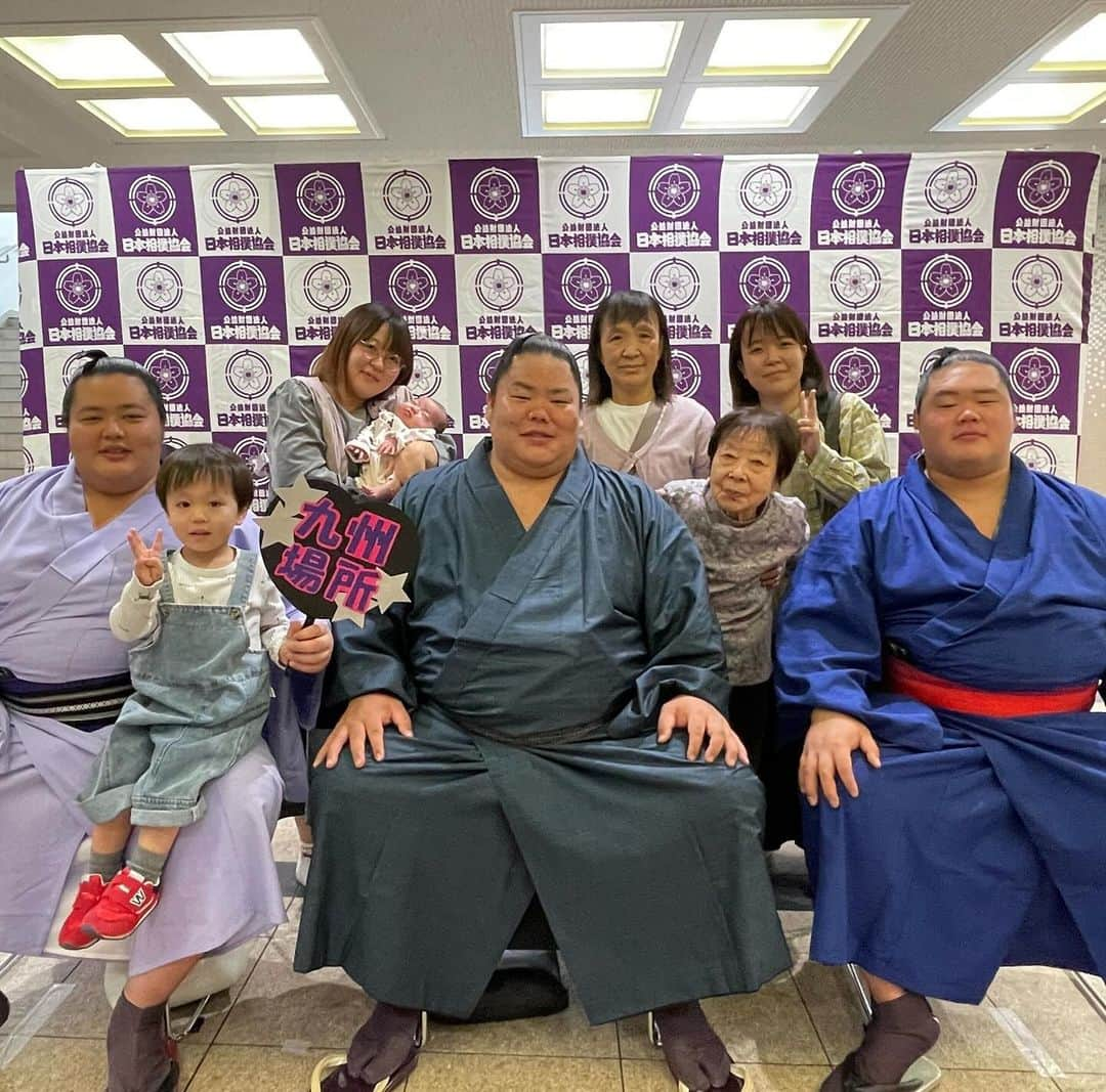 日本相撲協会さんのインスタグラム写真 - (日本相撲協会Instagram)「九州場所　赤ちゃん抱っこ撮影会  本日、九州国際センターにて撮影会付きチケットの撮影会が行われました！  参加したのは、 若元春・豊昇龍・正代 琴ノ若・大栄翔・明生　でした！ （事前告知より一部変更あり）  九州場所入場券、販売中です。 ぜひ熱い戦いを現地で！  @sumokyokai  #sumo #相撲 #九州場所 #九州 #福岡国際センター #お相撲さん #japan #japanphoto #japanculture #豊昇龍 #若元春 #正代 #琴ノ若 #大栄翔 #明生」10月31日 18時00分 - sumokyokai