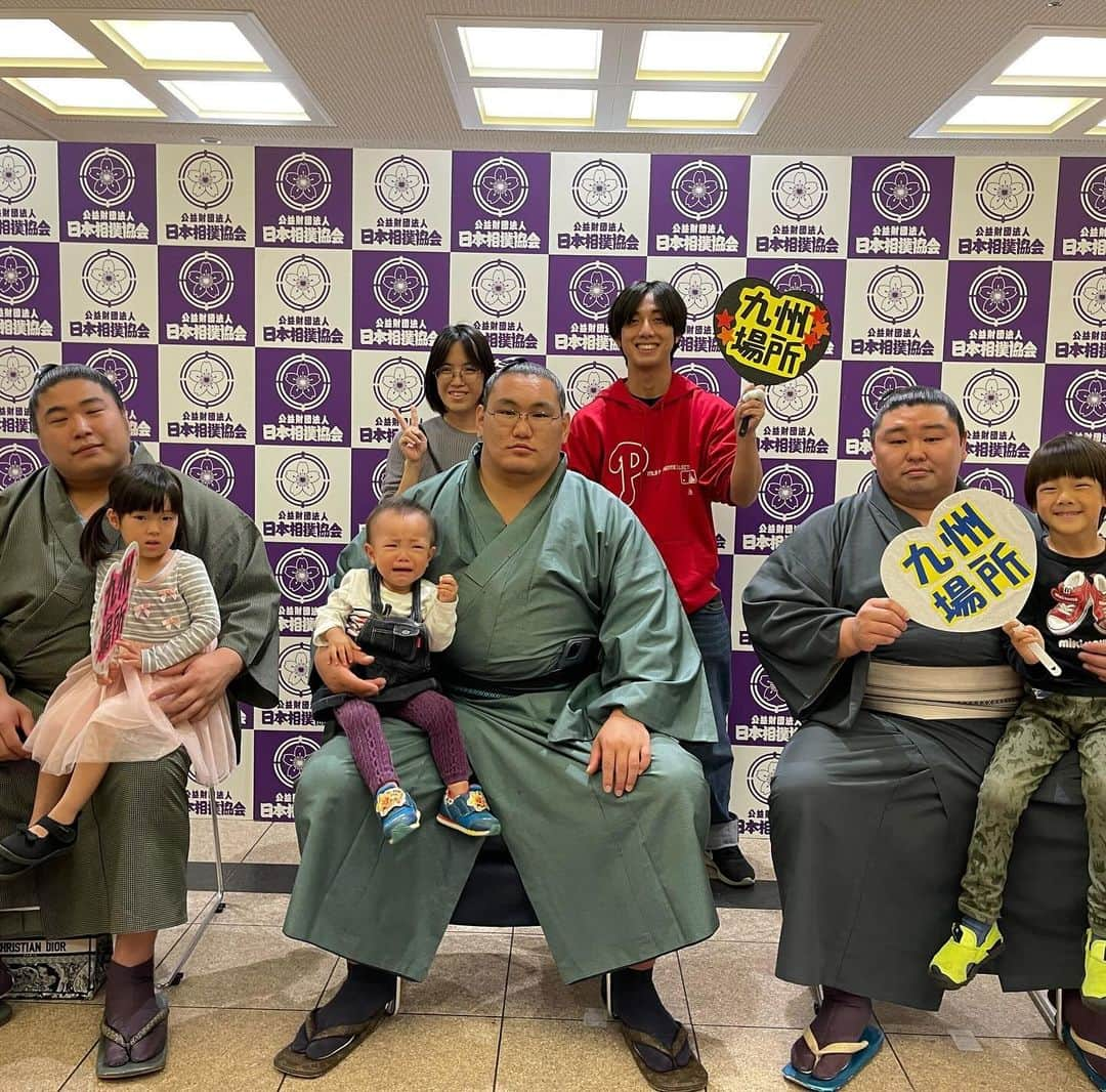 日本相撲協会さんのインスタグラム写真 - (日本相撲協会Instagram)「九州場所　赤ちゃん抱っこ撮影会  本日、九州国際センターにて撮影会付きチケットの撮影会が行われました！  参加したのは、 若元春・豊昇龍・正代 琴ノ若・大栄翔・明生　でした！ （事前告知より一部変更あり）  九州場所入場券、販売中です。 ぜひ熱い戦いを現地で！  @sumokyokai  #sumo #相撲 #九州場所 #九州 #福岡国際センター #お相撲さん #japan #japanphoto #japanculture #豊昇龍 #若元春 #正代 #琴ノ若 #大栄翔 #明生」10月31日 18時00分 - sumokyokai