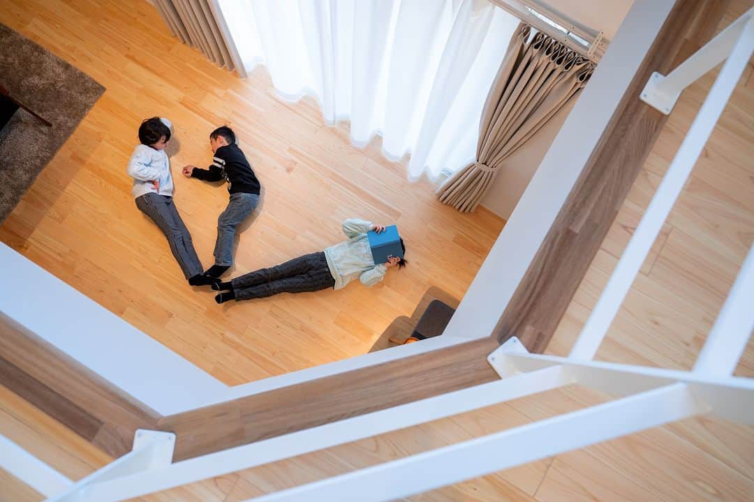 ココチエ建築設計株式会社さんのインスタグラム写真 - (ココチエ建築設計株式会社Instagram)「. リビングはあづみの桧の無垢床。 空気をふくんだ足触りの良い床材なので、歩いても横になっても気持ちよく過ごせますね。  - 設計士とつくる高性能デザイン住宅 - ココチエ一級建築士事務所  ココチエstaffによる日常風景と建築現場の様子をご紹介しています。 @cocochie_works からご覧ください！  他にも沢山のおうちをホームページでご紹介しています。 @cocochie_style からご覧ください！ ＿＿＿＿＿＿＿＿＿＿＿＿＿＿＿  ココチエ一級建築士事務所 http://cocochie.com/  contact TEL・0263-87-5648 Mail・info-mail@cocochie.com  Address 長野県安曇野市三郷温4614-1 ＿＿＿＿＿＿＿＿＿＿＿＿＿＿＿ #cocochie  #ココチエ一級建築士事務所 #建築士事務所 #高性能住宅 #エクステリア #新築一戸建て #マイホーム #インテリア #暮らしを楽しむ #ていねいな暮らし #こだわりの家 #家づくり #デザイン住宅長野 #デザイン住宅松本 #デザイン住宅安曇野 #注文住宅松本 #注文住宅長野 #松本市 #安曇野市 #信州 #松本に暮らす #安曇野に暮らす #無垢床 #リビング #ごろ寝 #くつろぎ」10月31日 18時00分 - cocochie_style