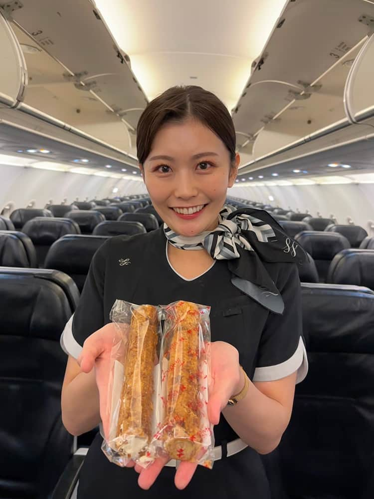 スターフライヤーのインスタグラム：「【SFJ CAが心を奪われた空港お土産💝in FUK】 皆さん、こんにちは💁 SNS担当 CAのTです🎀  つい先日、思わず声が出てしまうほど感動した宮崎スイーツをご紹介します❣️ 宮崎、、？就航してないやん。と思った方、そうなんです。 スターフライヤーは残念ながら就航していないのですが、福岡空港11番ゲート前の売店「九州銘品蔵」にて販売されています🤍 私の胃袋と心を奪われたスイーツは「お菓子の国たんぽぽのロングコルネです。」  宮崎県小林市にある、創業22年のお菓子屋さん。 お店の名前のたんぽぽの花言葉は真心の愛です。 この言葉どおり真心のこもったお菓子作りやお店作りを常に心がけていらっしゃるそうです🌼 そのコンセプトにも感動いたしました🥹  空港で美味しいグルメやスイーツを探し、CAの仲間同士でよく情報交換しています。 そんな沢山の空港スイーツを口にしてきた私達がおすすめするスイーツをぜひ皆さんにも食べていただきたいです♪(大人気で買えなくなってしまうのは困りますが...🤫)  搭乗前の待ち時間にアイス感覚で食べてもよし、11番ゲート前で購入しその後スターフライヤー便に乗りオリジナルブレンドの TULLY's coffee と楽しんでもよし。  20cmほどの筒状のパリッと香ばしいパイに包まれた3種類のクリーム。 パイの表面にはスライスアーモンドとフロランタンパウダーをふりかけており食感も楽しめ、クリームとの相性がバッチリ。 口にした時、作り手の方の想いが伝わり、涙が出そうになりました。  バニラ：ミルクの味がしっかりと、自然な甘さ🥛凍ったまま食べると贅沢なアイスのよう。 チョコレート:スイートなチョコは機内のコーヒーとも絶妙なマリアージュ🍫 キャラメル：キャラメルの香ばしさとパイとナッツが病みつきに。私、Tのイチ推しです🤎  皆さんのお気に入りのお味をぜひ教えてくださいね💕  JR九州リテールHP https://www.jr-retail.co.jp/business/meihin.php  #STARFLYER #スターフライヤー #星悦航空 #福岡空港 #Fukoka airport #銘品蔵 #九州銘品蔵」