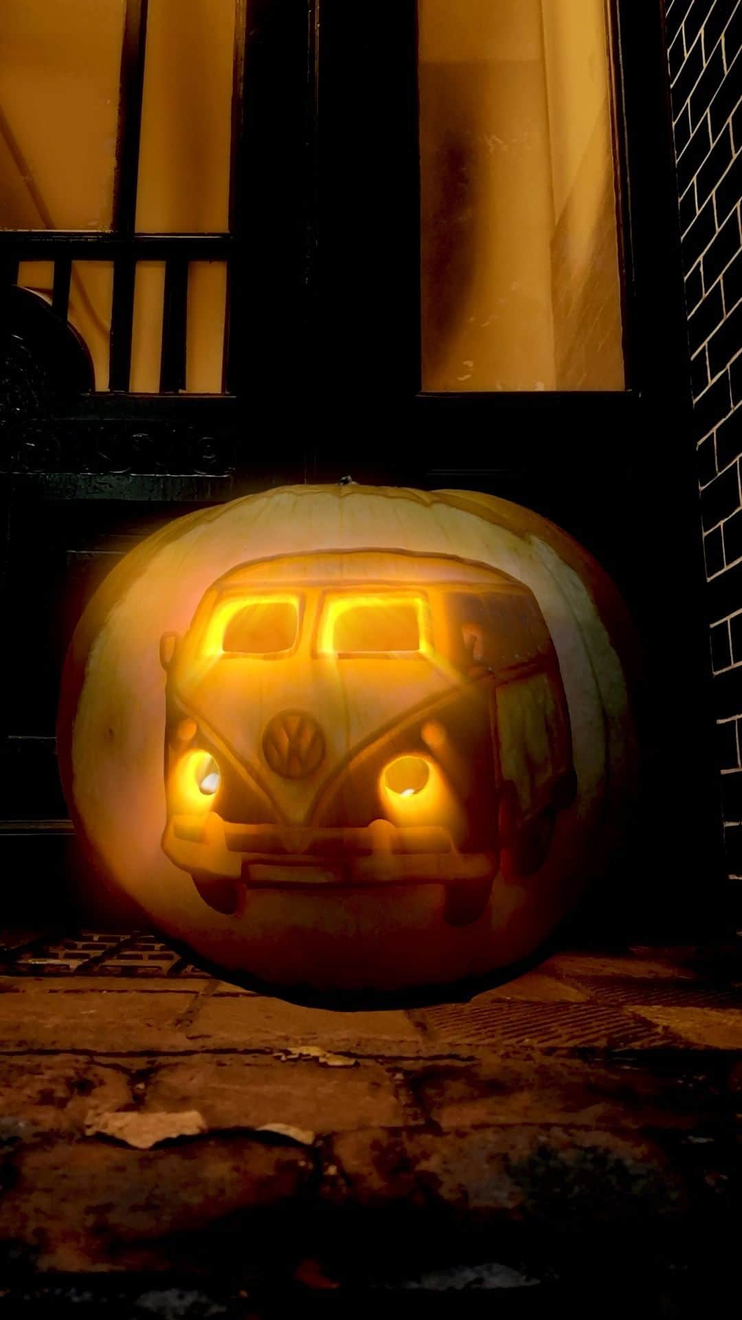 フォルクスワーゲンのインスタグラム：「Volkswagen DIY pumpkin session 🎃🎃 #halloween #vwt1 #volkswagen #vw」