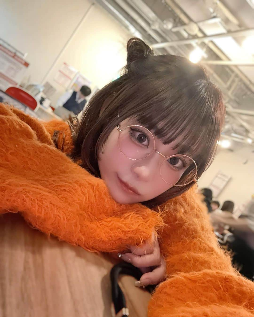 村上ゆりさんのインスタグラム写真 - (村上ゆりInstagram)「🎃 ・ ・ ・ コスプレして歩くのは恥ずかしかったので かぼちゃ色ニット×だてめがね×猫耳ヘア でハロウィン気分♪ ・ みなさんhappy Halloween🦇💫 ・ #ハロウィンコーデ #猫耳ヘア #ハロウィンヘア #メガネ女子#smile #笑顔 #幸せ #happy #☀ #❤️ #selfie  #東京 #japanesegirl #japanese  #coordinate #イエベ春 #骨格ナチュラル #new #thankyou  #ファッション  #コーディネイト #fashion  #2023  #彼女感 #秋コーデ」10月31日 18時01分 - lily_tutu