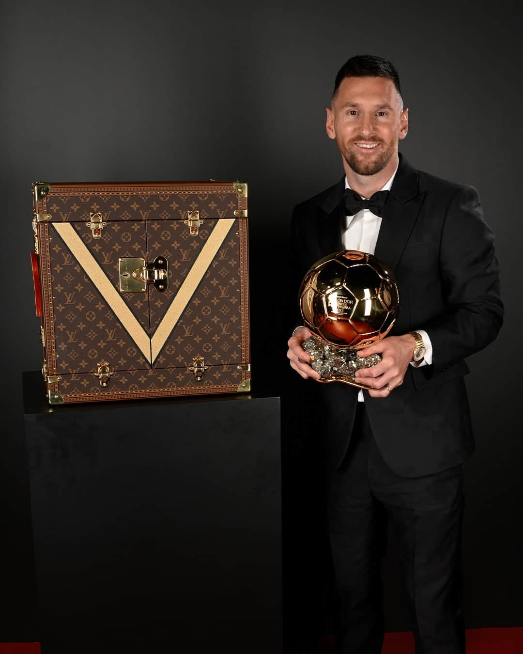 ルイ・ヴィトンさんのインスタグラム写真 - (ルイ・ヴィトンInstagram)「Victory travels in Louis Vuitton. The Maison commends the Ballon d’Or official 2023 winners, Lionel Messi for best male player, and Aitana Bonmatí for best female player.   #LionelMessi #AitanaBonmatí #ballondor #LouisVuitton」10月31日 18時02分 - louisvuitton