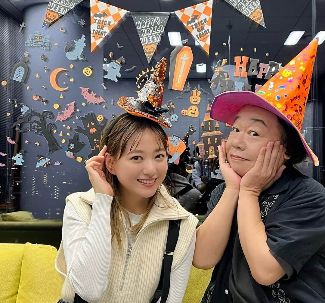 しげるちゃんさんのインスタグラム写真 - (しげるちゃんInstagram)「Happy Halloween 👻🎃🥂 今年もハロウィンパーティー🥳的な予定は全くなかったので、せめて先日の、伊藤千晃ちゃんとの配信イベントでは少しでも『Halloween風味🎃』を楽しみたくて2人で、こんな感じを演出してみました　 気が付くと明日は、もう11月じゃないですか‼️ Halloweenが終わると、クリスマスに年末行事（忘年会）にお正月とあっという間に時間が過ぎて行きますね。体調には気を付けて楽しみたいですよね　 本日本番、安心安全にお楽しみ下さいね #halloween #happyhalloween #trickortreat #ハロウィン #伊藤千晃 #cheers #🎃 #👻 #🥂」10月31日 18時02分 - shigeru39