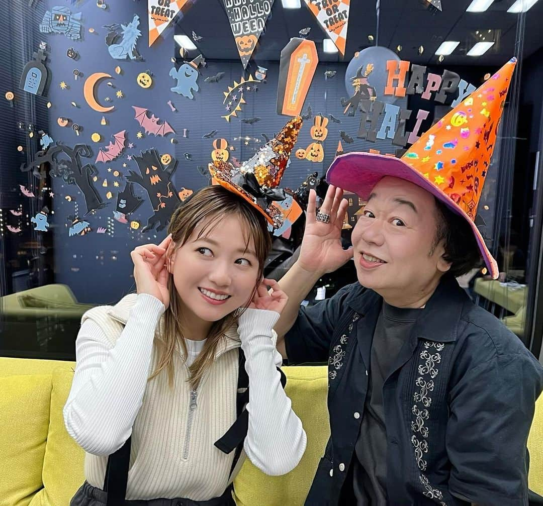 しげるちゃんさんのインスタグラム写真 - (しげるちゃんInstagram)「Happy Halloween 👻🎃🥂 今年もハロウィンパーティー🥳的な予定は全くなかったので、せめて先日の、伊藤千晃ちゃんとの配信イベントでは少しでも『Halloween風味🎃』を楽しみたくて2人で、こんな感じを演出してみました　 気が付くと明日は、もう11月じゃないですか‼️ Halloweenが終わると、クリスマスに年末行事（忘年会）にお正月とあっという間に時間が過ぎて行きますね。体調には気を付けて楽しみたいですよね　 本日本番、安心安全にお楽しみ下さいね #halloween #happyhalloween #trickortreat #ハロウィン #伊藤千晃 #cheers #🎃 #👻 #🥂」10月31日 18時02分 - shigeru39