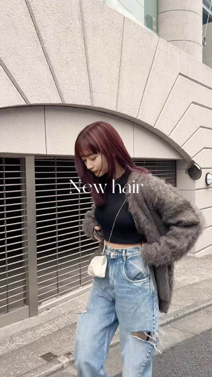 涼佳のインスタグラム：「New hair🍇  やっぱり私はモードがしっくりくるなと ワイドバングとボルドーヘア復活🫶🏻 顔周りのレイヤーは残しつつ前髪を広めに✂︎  いつも私の気分通りにヘアを作ってくださる @shinnosuke_suwa  に感謝🙏🏻🍇  #レイヤーカット #ワイドバング」