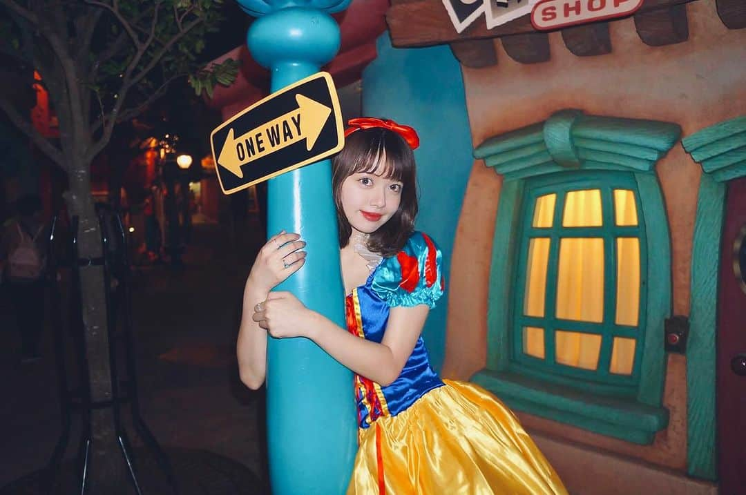 山崎春佳さんのインスタグラム写真 - (山崎春佳Instagram)「🍎💛💙  happy halloween❕ 今日がハロウィンだとさっき気づきました。🫡  大人になった今は何もしなくなったので、 もう何年も前の雑Dハロのお蔵入りしていた写真。 6年前らしいです。若かったな。ふふ  長めのボブが懐かしい。 この時不本意に髪が短くなって、せっかくだから 白雪姫しとこ！くらいでドンキにあったからしたんだけど、今だったらハイトーンロングだからラプンツェルをしてみたい👀💭  #me #tbt #halloween #happyhalloween #snowwhite #白雪姫 #雑 #ハロウィン #dハロ #なぜ白雪姫が重量挙げをしようとしているのか #ストーリー性完全無視」10月31日 18時04分 - haruka_yamazaki