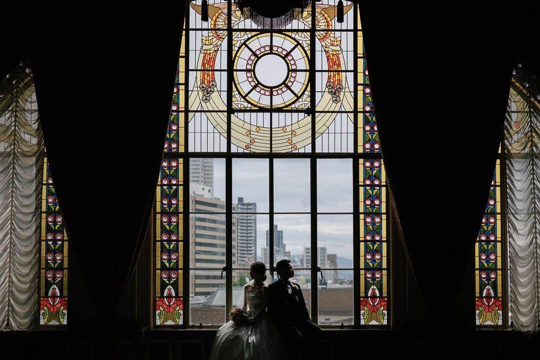 ラヴィ•ファクトリーさんのインスタグラム写真 - (ラヴィ•ファクトリーInstagram)「. 【写真で叶える結婚式】 . まるで映画のワンシーンのような ロマンチックなお写真🤍 レトロな雰囲気を思う存分お楽しみいただきました✨ . —————— ラヴィファクトリー:@osaka_laviephotography AREA:JAPAN,OSAKA —————— @laviefactoryをフォローして #laviefactory #ラヴィファクトリー のハッシュタグをつけて お写真を投稿してみてくださいね✳︎ . こちらの公式IG（@laviefactory） で取り上げさせていただきます✨ . 思わず笑顔になれるハートのある 「家族写真」はラヴィクルール* >>>@laviecouleur_official . #wedding #weddingphotography #photo #ハートのある写真 #instawedding #結婚写真 #ウェディング #ウェディングフォト #撮影指示書 #ロケーションフォト　 #前撮り#写真好きな人と繋がりたい #フォトウェディング #卒花 #後撮り #ウェディングニュース #前撮り小物 #前撮りフォト #前撮りアイテム #ウェディング撮影 #撮影構図 #前撮りアイディア #撮影指示書 #花嫁コーディネート #花嫁コーデ #洋装ロケフォト #大阪花嫁 #中央公会堂」10月31日 18時04分 - laviefactory