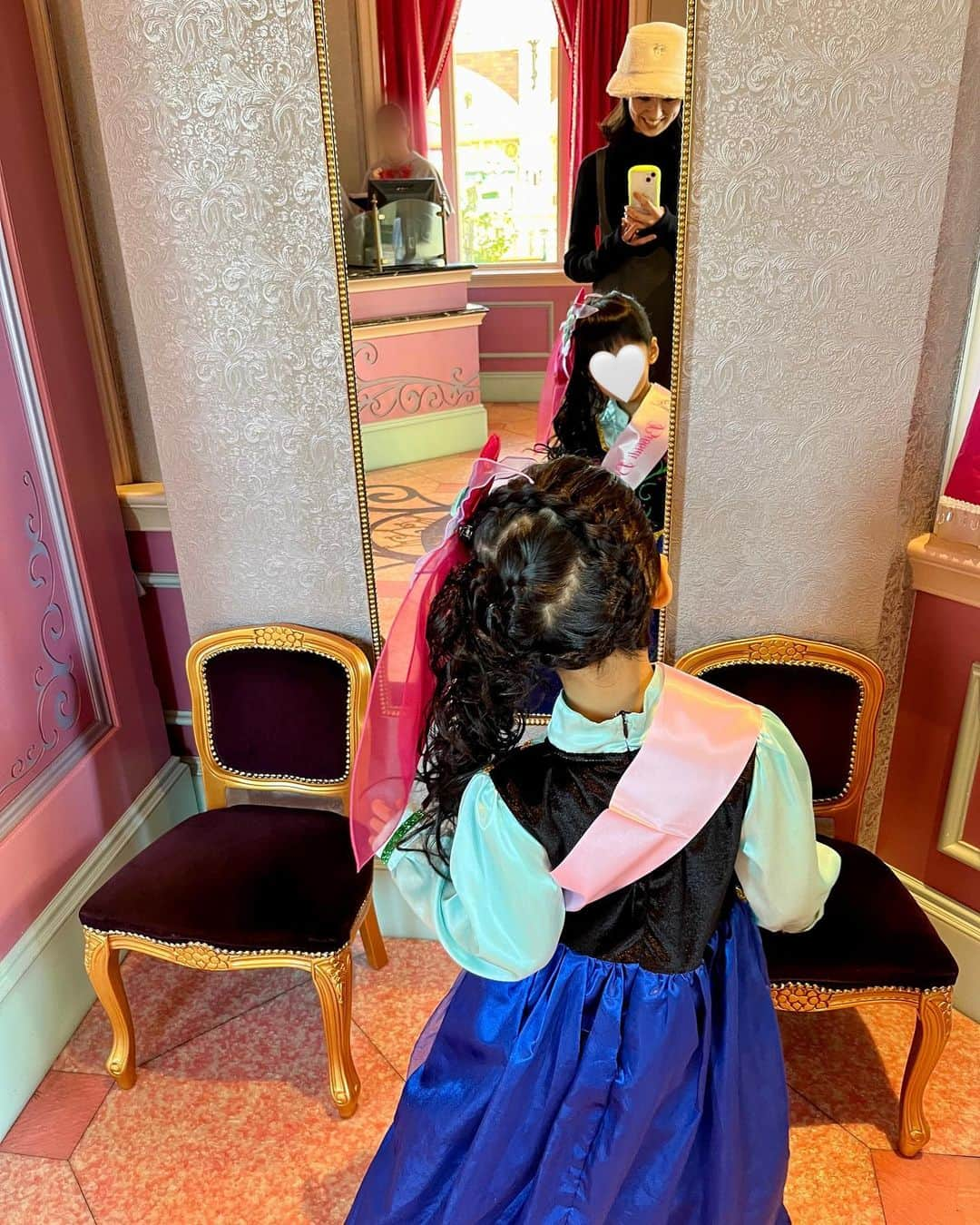 松村未央のインスタグラム：「🎃 娘が５歳になりました👧🏻 誕生日祝いに念願のヘアメイクをしてプリンセスに👸✨  だんだんとおねえさんになってきて、 “もっとゆっくり大きくなってよ〜”と 思うこともありますが、 毎日元気に過ごせて何よりです♡  親なって５年。私も毎日が勉強です。 これからの成長も楽しみに頑張ります🤭  #happybirthday #５歳誕生日」