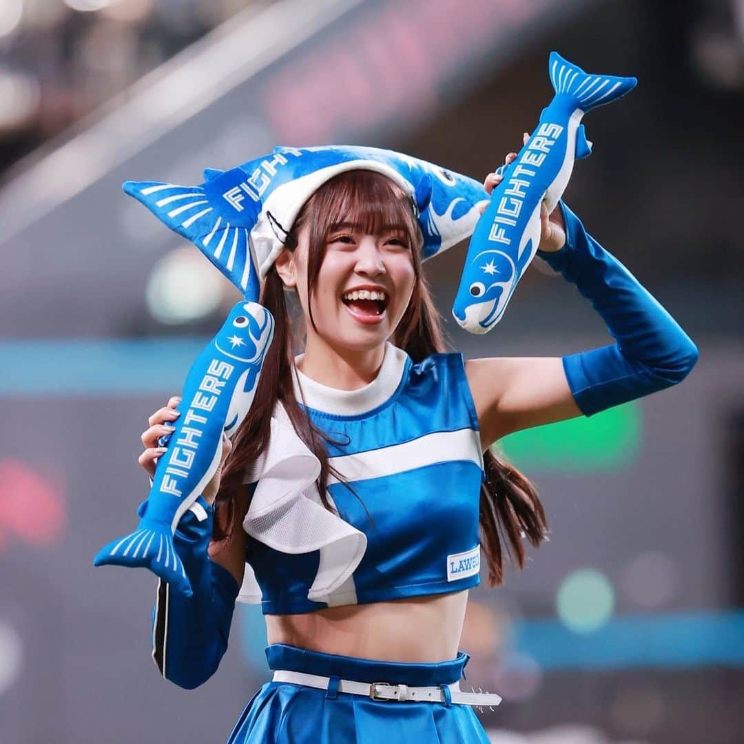 ファイターズガールのインスタグラム：「. 皆さんこんにちは！ 竹市琴美です🐿🤎  寒い日が続いておりますが、皆さんお元気でしょうか？？ 私はベッドでぬくぬくしながらパワーを溜めて元気に過ごしております🌼  改めまして、2023シーズン変わらぬ暖かいご声援ありがとうございました！  ファイターズガールとしての1年間は 今までの人生の中で最も濃く、短く感じた1年でした。  特にスタジアムツアーのお仕事は不安なことばかりで始まりましたが、 ファンの方と近くでお話することができ「楽しかった」「来てよかった」と言ってくださる方も多く、 このお仕事は本当に魅力的だなと何度も感じました。  また色んな衣装で踊れたこともとても思い出に残っております🎶 浴衣、きつねの特別衣装、ハロウィンなどなど、、 とくに浴衣がお気に入りです！👘✨  活動している時間が本当に幸せで、心の底から楽しくて、自分に自信を持つ事ができる大切な時間です。 そう思えるのは、応援してくださるファンの皆様、関係者の皆様、仲間の支えがあるからです。 感謝の気持ちでいっぱいです😌  改めまして、1年間本当にありがとうございました！ 来シーズンもファイターズへの熱いご声援よろしくお願い致します⚾️✨  #fightersgirl #ファイターズガール #lovefighters #北海道日本ハムファイターズ #新時代 #FANS_ARE_OUR_TREASURE #thankyou #竹市琴美」