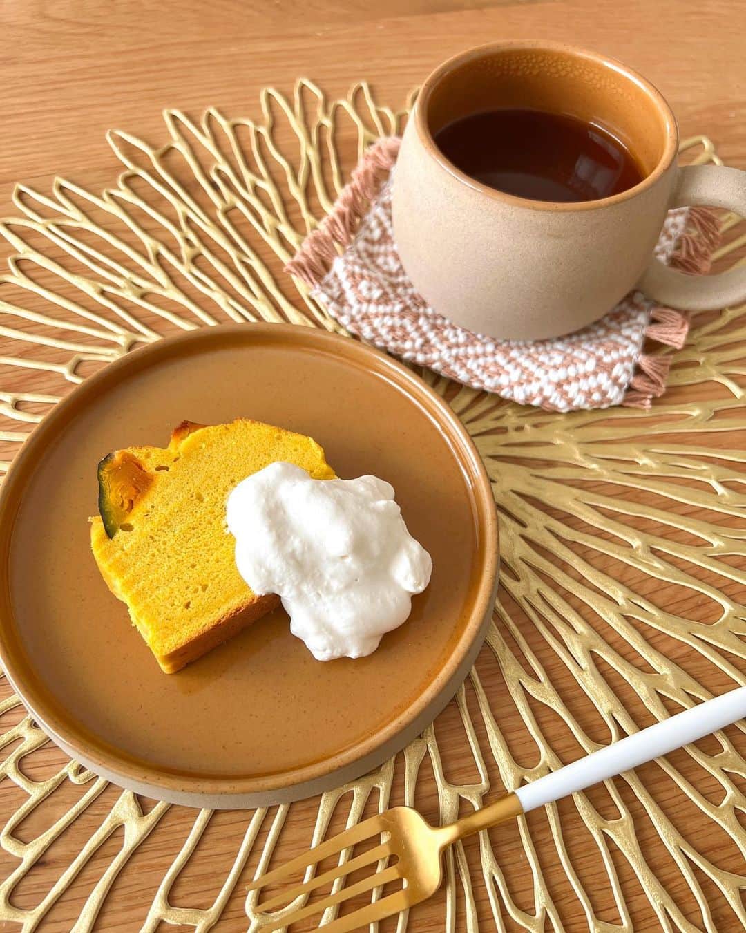 池田真子さんのインスタグラム写真 - (池田真子Instagram)「ハッピーハロウィン👻🦇 先日はTikTok LIVEに来てくださったみなさんありがとうございました！ ． 最近紅茶のパウンドケーキ作りにハマって 自分好みの味を追求しているところなんだけど、 配信ではかぼちゃのパウンドケーキに アレンジしてみたよ🎃💕 ． 最近無償に生クリームが食べたくて、 たっぷりつけて食べたら もう最強の組み合わせすぎた！！❤️ ． 久しぶりに生クリームとか食べると 美味しくて止まらなくなっちゃうね！！笑 ． ． みなさんもハロウィンパーティーや 仮装したり、何か作ったりするのかな？ ． 良いハロウィンをお過ごしください🎃 ． ． ． ． (11月6日20時頃からはTikTokで誕生日配信の予定です🎉) ． ． ． #ハロウィンパーティー #急遽作った #ねこみみ  #かぼちゃスイーツ #グルテンフリースイーツ #手作りパウンドケーキ」10月31日 18時17分 - mako_ikeda