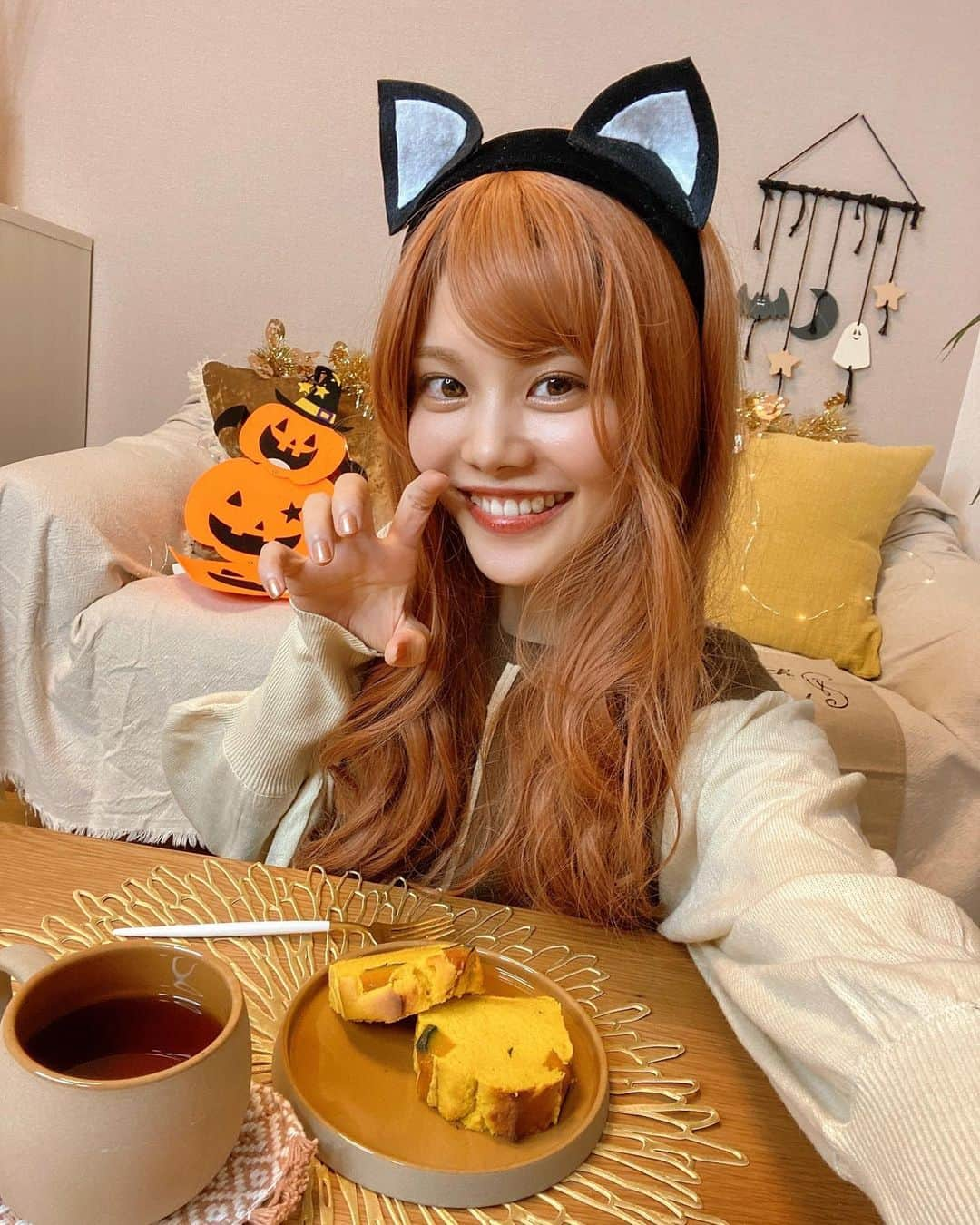 池田真子のインスタグラム：「ハッピーハロウィン👻🦇 先日はTikTok LIVEに来てくださったみなさんありがとうございました！ ． 最近紅茶のパウンドケーキ作りにハマって 自分好みの味を追求しているところなんだけど、 配信ではかぼちゃのパウンドケーキに アレンジしてみたよ🎃💕 ． 最近無償に生クリームが食べたくて、 たっぷりつけて食べたら もう最強の組み合わせすぎた！！❤️ ． 久しぶりに生クリームとか食べると 美味しくて止まらなくなっちゃうね！！笑 ． ． みなさんもハロウィンパーティーや 仮装したり、何か作ったりするのかな？ ． 良いハロウィンをお過ごしください🎃 ． ． ． ． (11月6日20時頃からはTikTokで誕生日配信の予定です🎉) ． ． ． #ハロウィンパーティー #急遽作った #ねこみみ  #かぼちゃスイーツ #グルテンフリースイーツ #手作りパウンドケーキ」